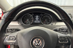 punainen Volkswagen Passat 2011 kuva 29.