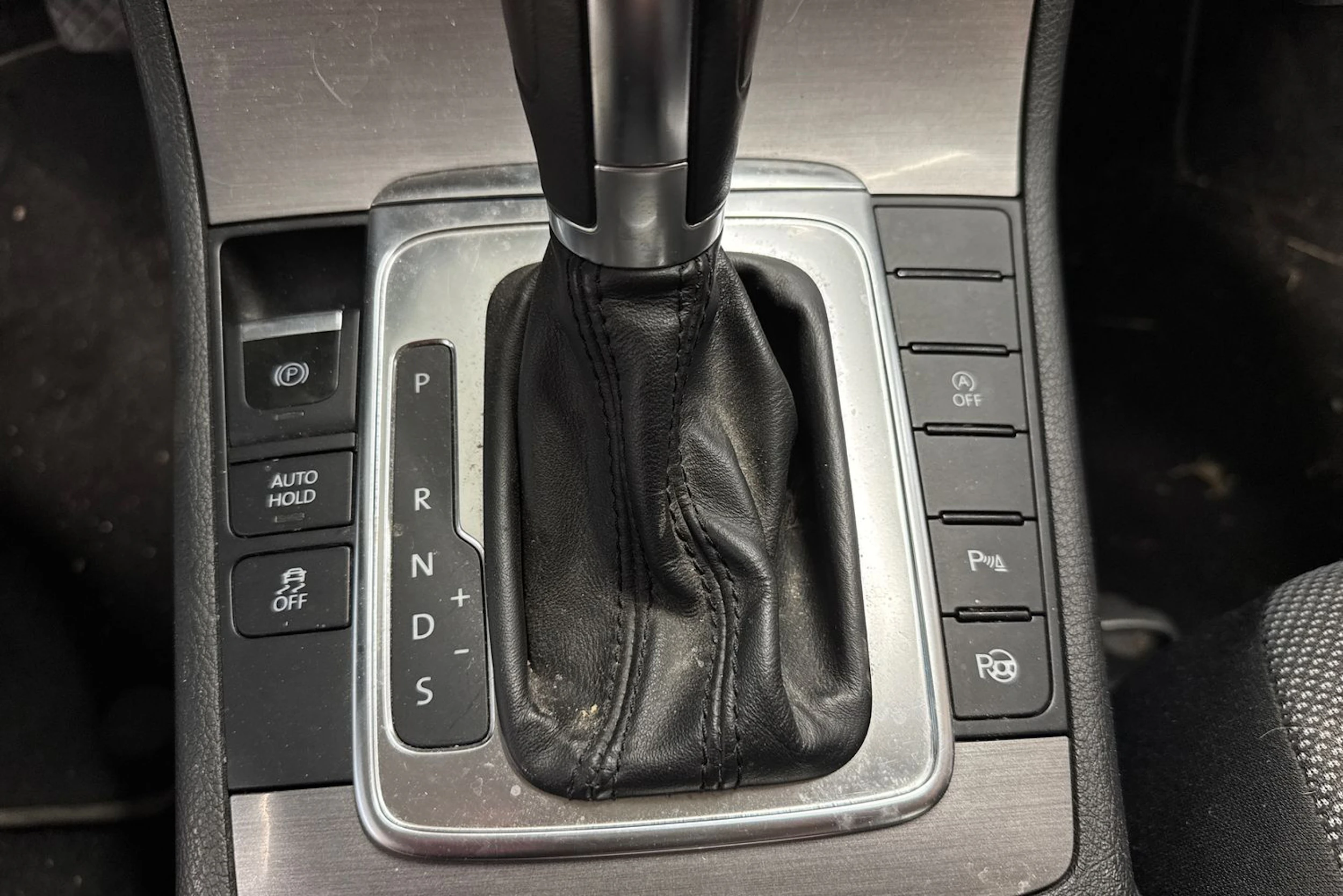 punainen Volkswagen Passat 2011 kuva 30.