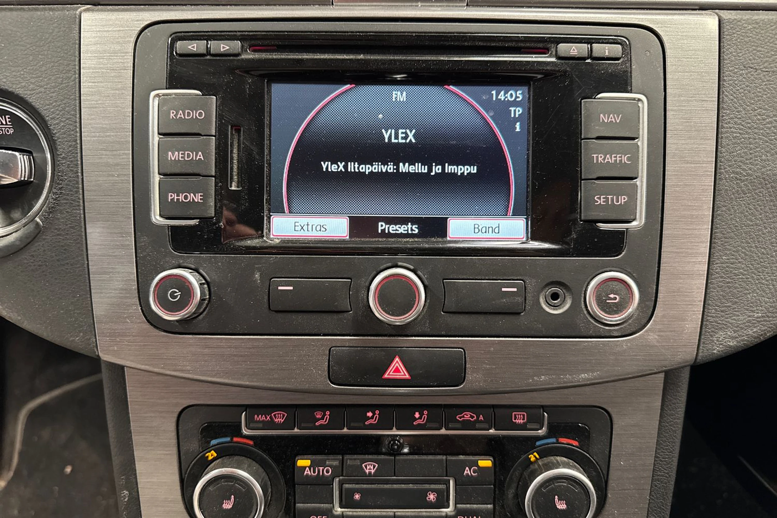 punainen Volkswagen Passat 2011 kuva 31.