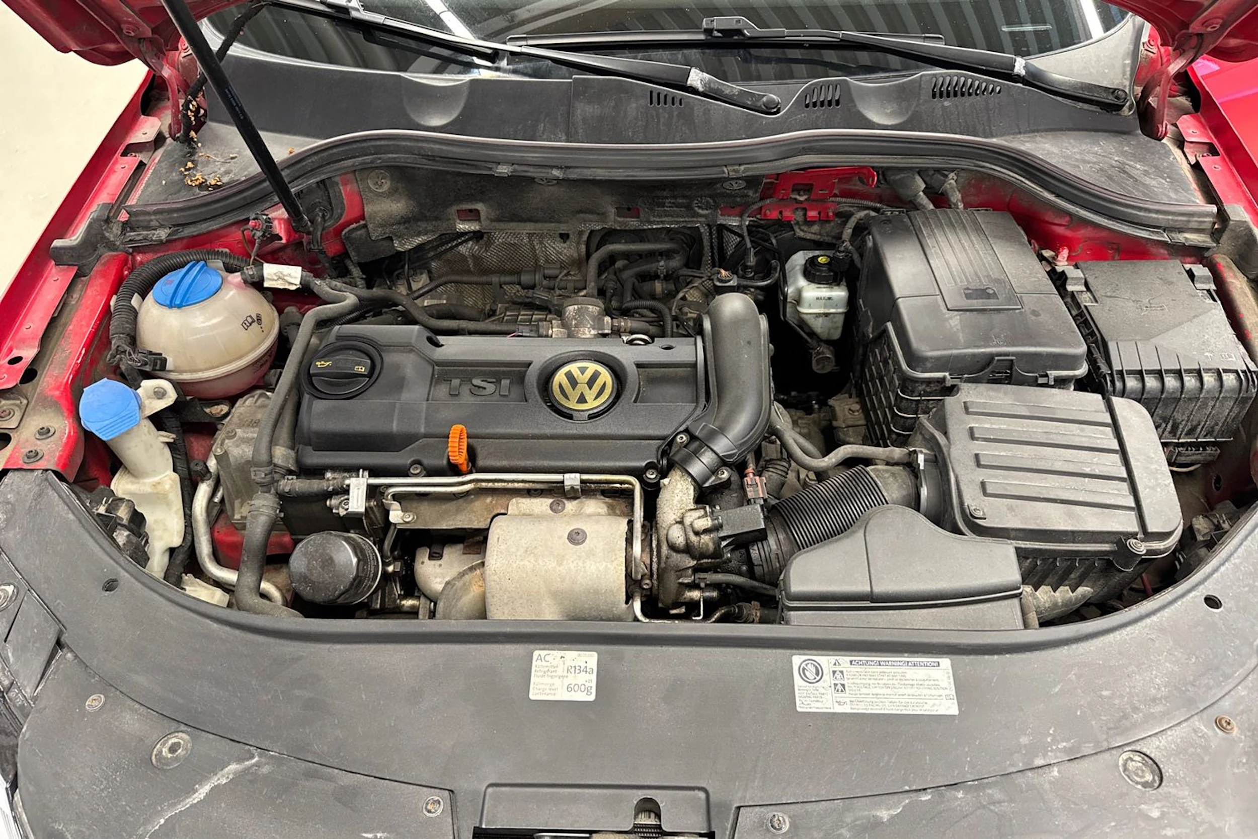 punainen Volkswagen Passat 2011 kuva 34.
