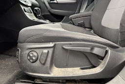 punainen Volkswagen Passat 2011 kuva 35.