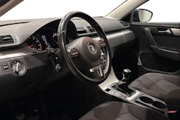 sininen Volkswagen Passat 2011 kuva 7.