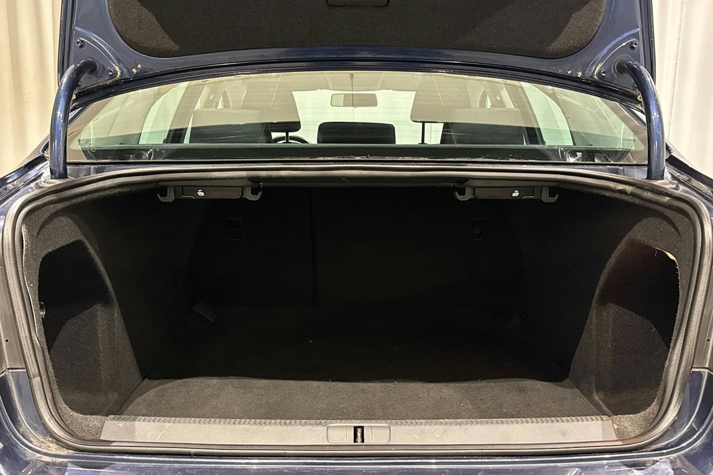 sininen Volkswagen Passat 2011 kuva 15.