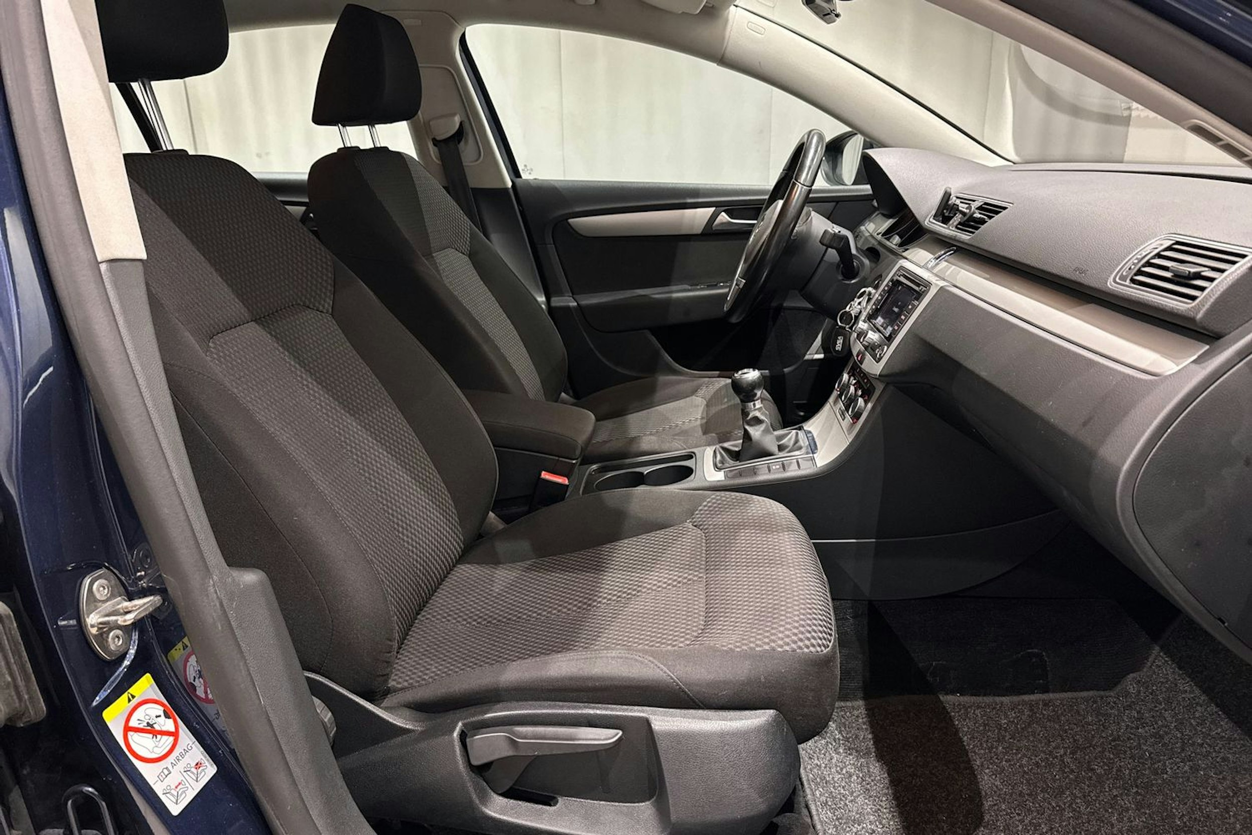 sininen Volkswagen Passat 2011 kuva 16.