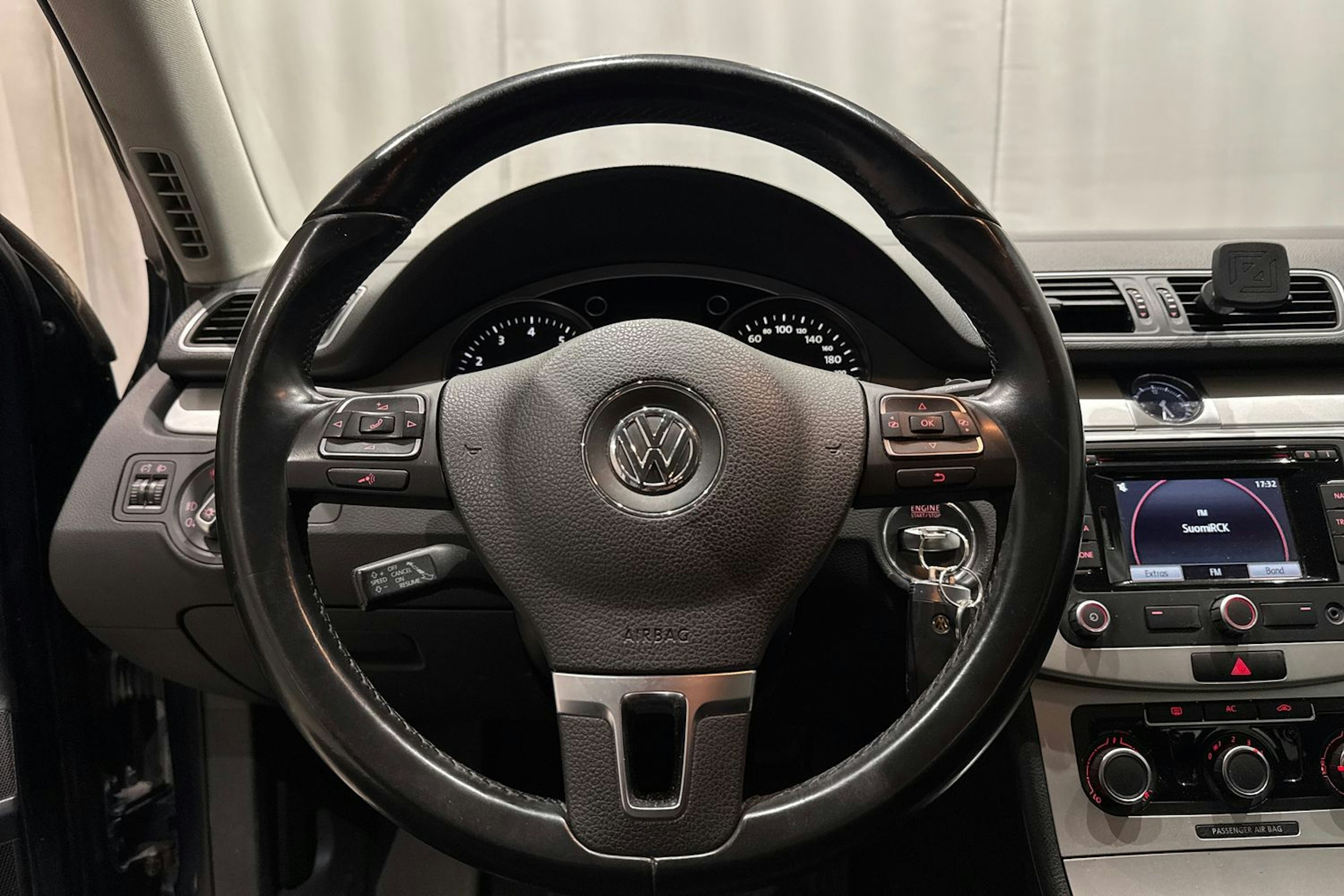sininen Volkswagen Passat 2011 kuva 17.