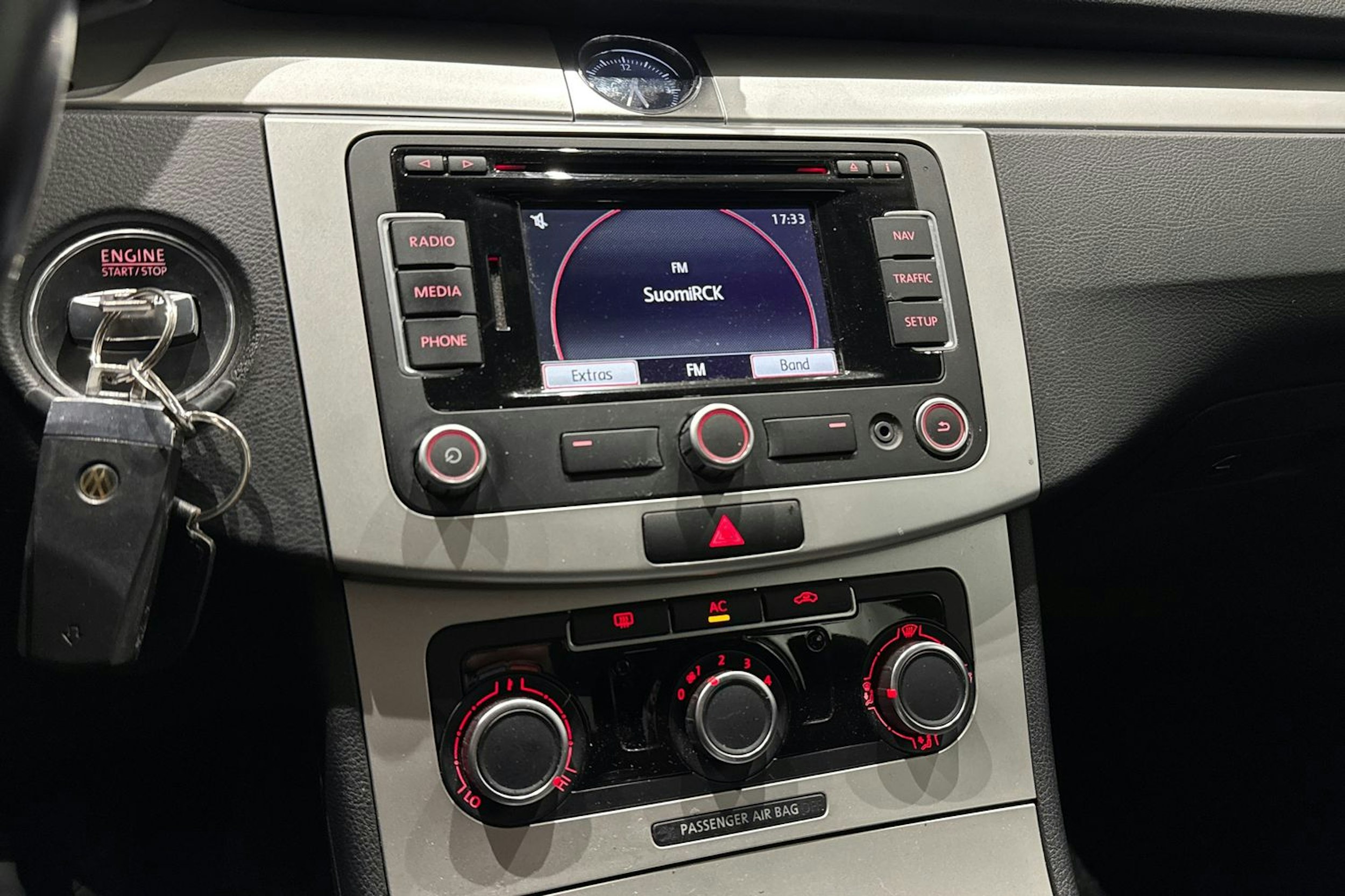 sininen Volkswagen Passat 2011 kuva 20.