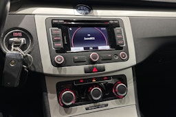 sininen Volkswagen Passat 2011 kuva 20.