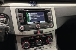 sininen Volkswagen Passat 2011 kuva 21.