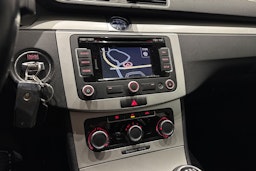 sininen Volkswagen Passat 2011 kuva 22.