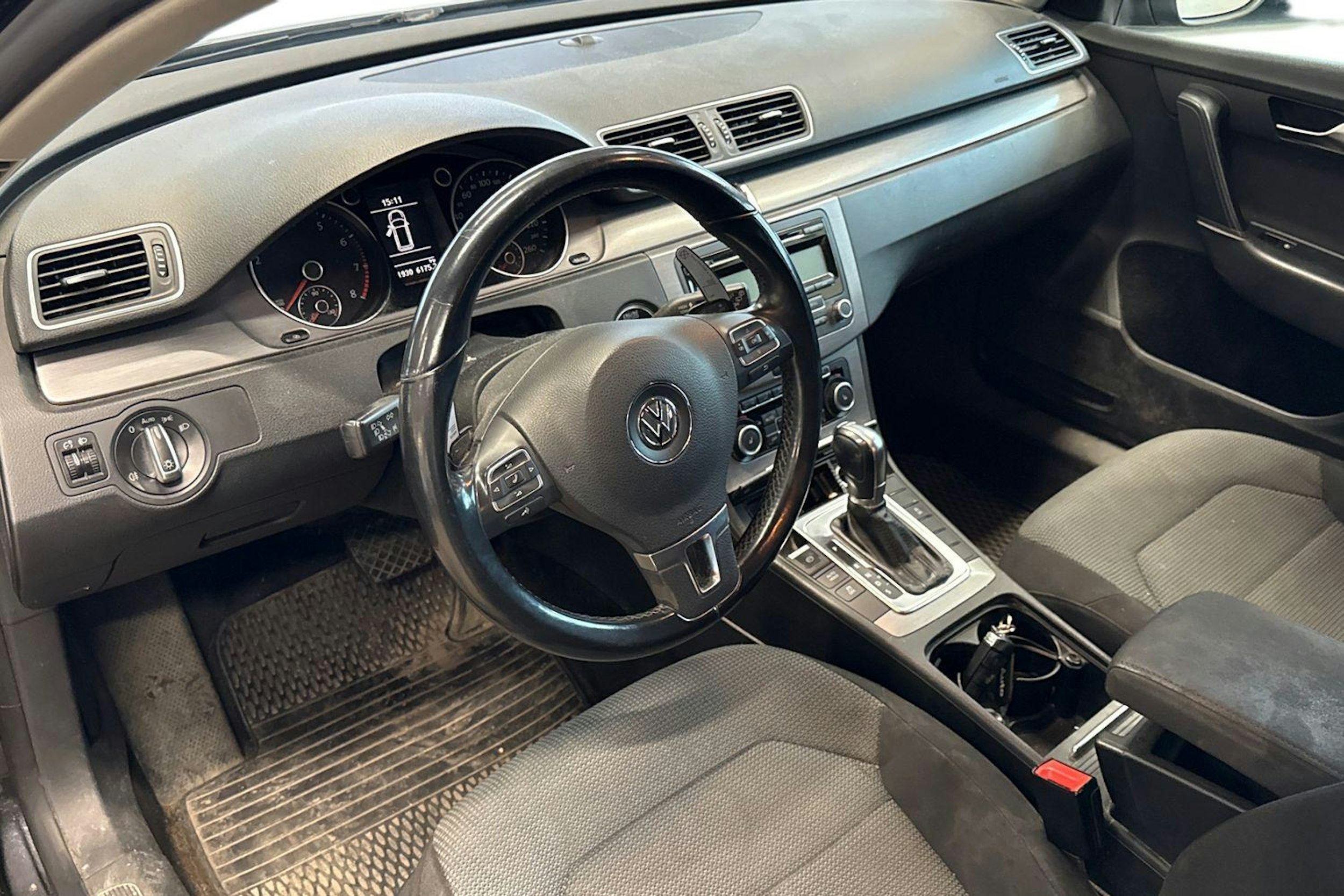 Musta Volkswagen PASSAT 2011 kuva 3.