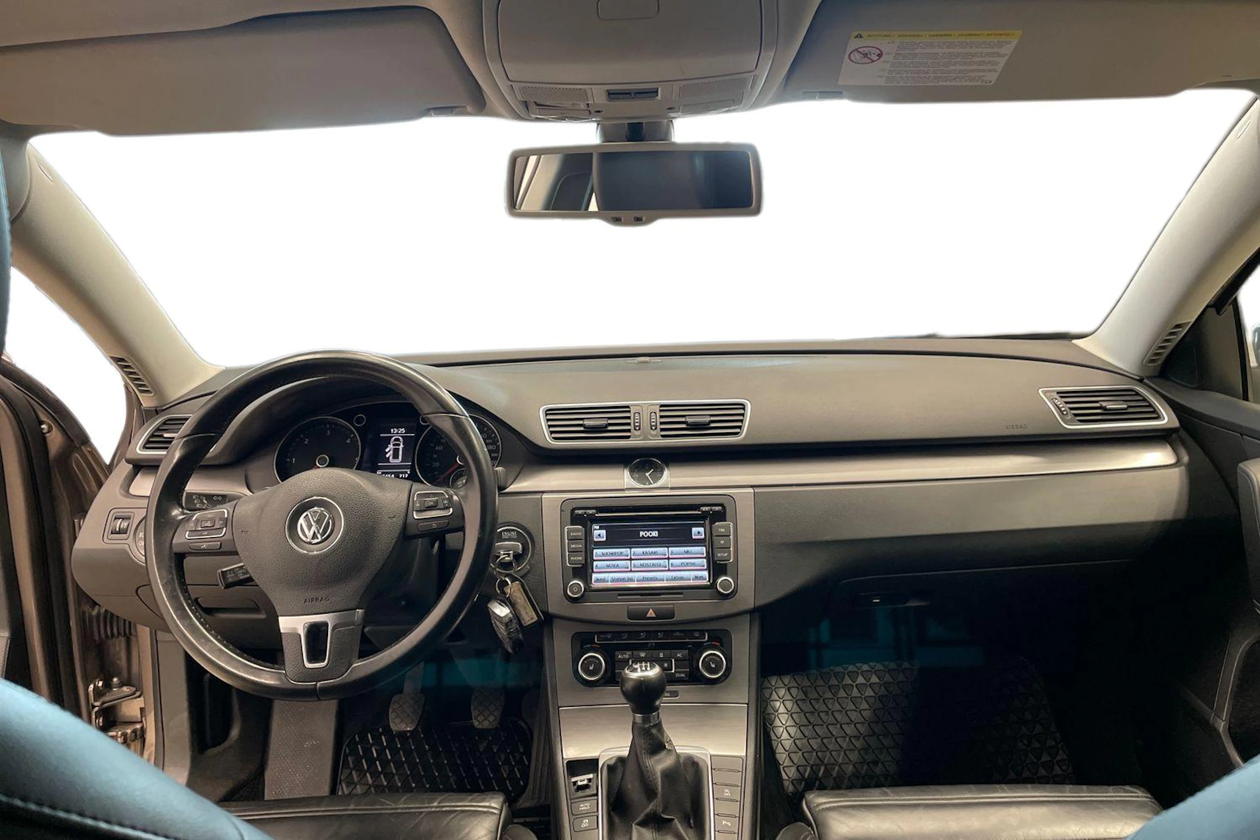 Ruskea (beige) Volkswagen Passat 2011 kuva 7.