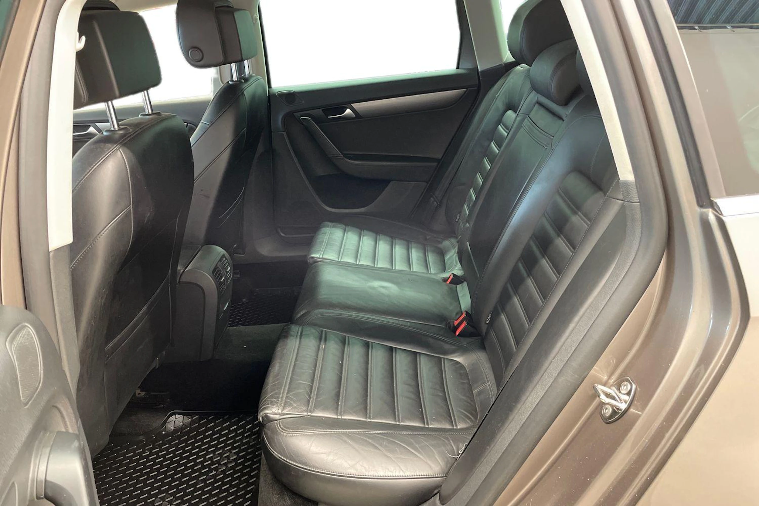 Ruskea (beige) Volkswagen Passat 2011 kuva 8.