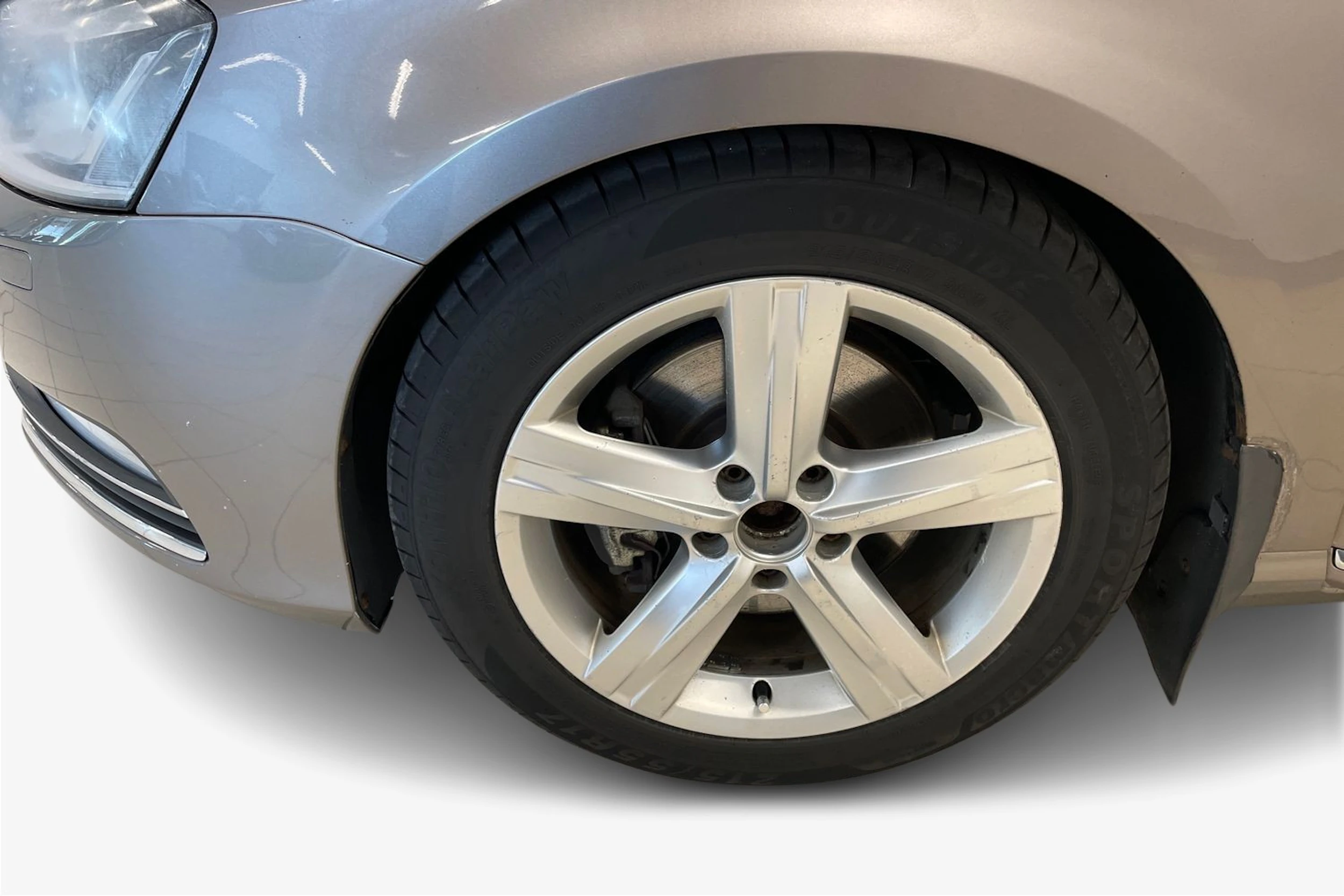 Ruskea (beige) Volkswagen Passat 2011 kuva 9.
