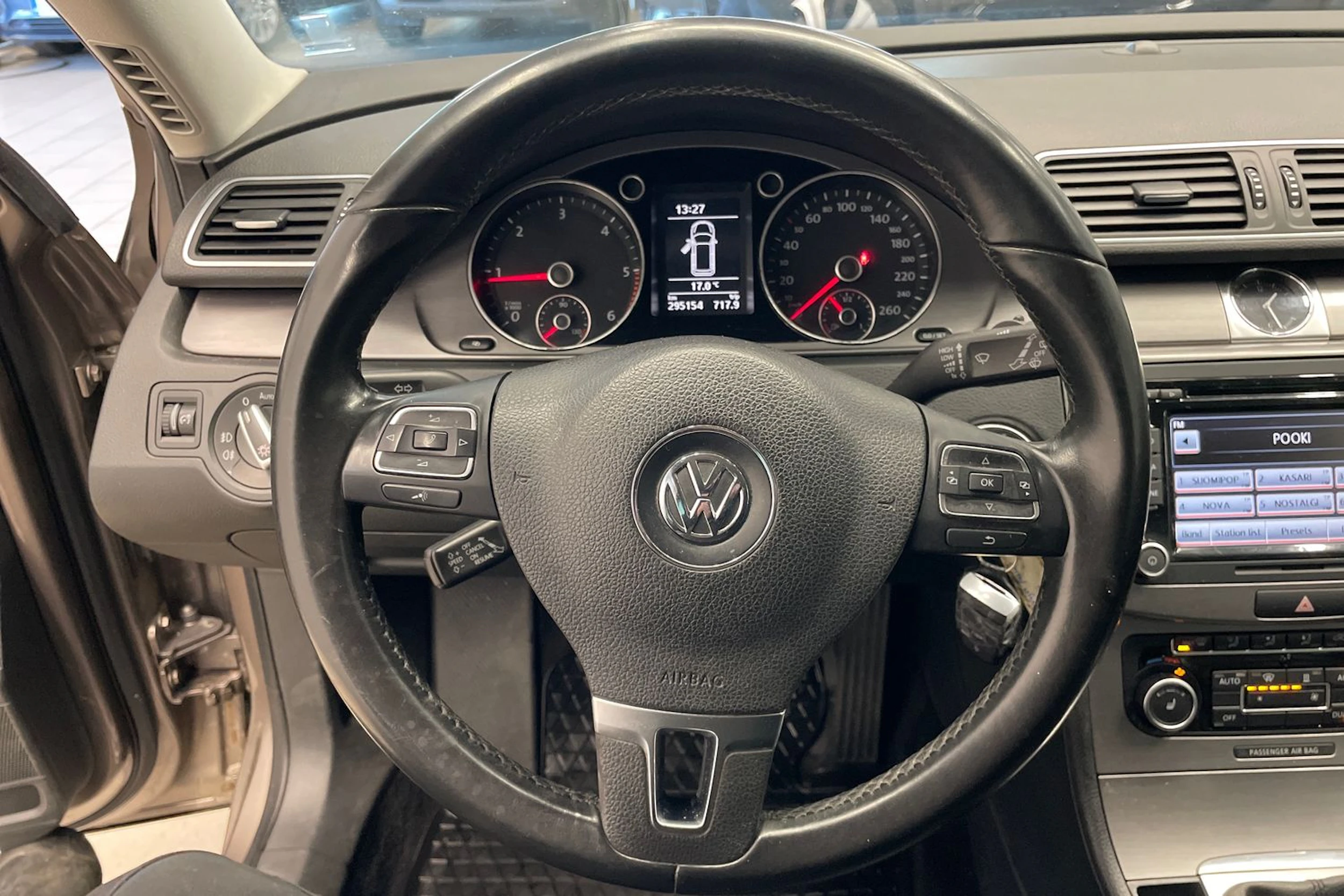 Ruskea (beige) Volkswagen Passat 2011 kuva 11.
