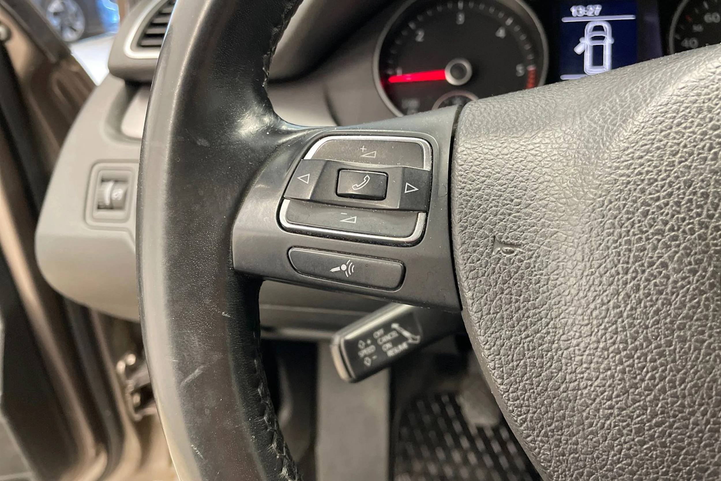 Ruskea (beige) Volkswagen Passat 2011 kuva 13.