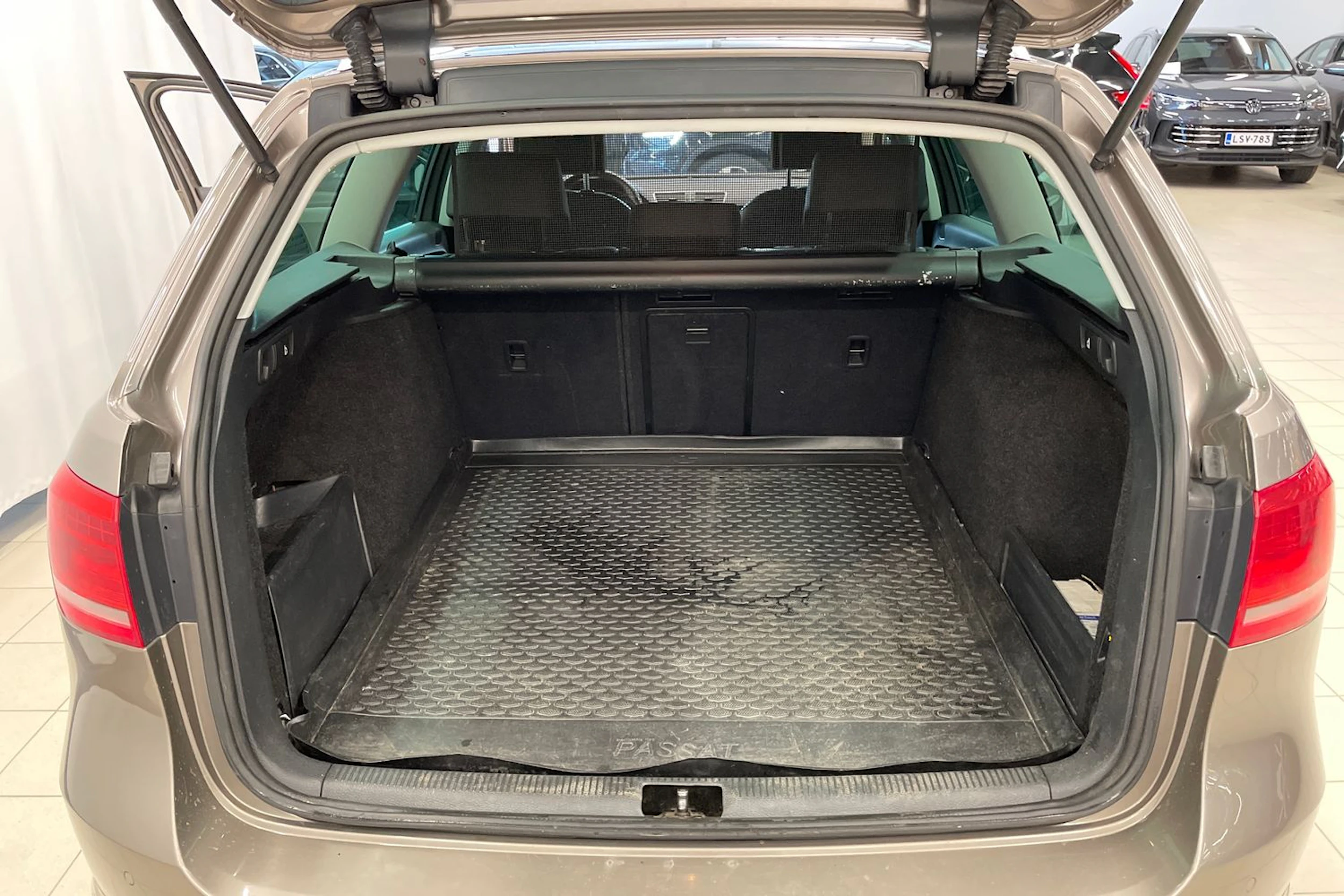 Ruskea (beige) Volkswagen Passat 2011 kuva 16.