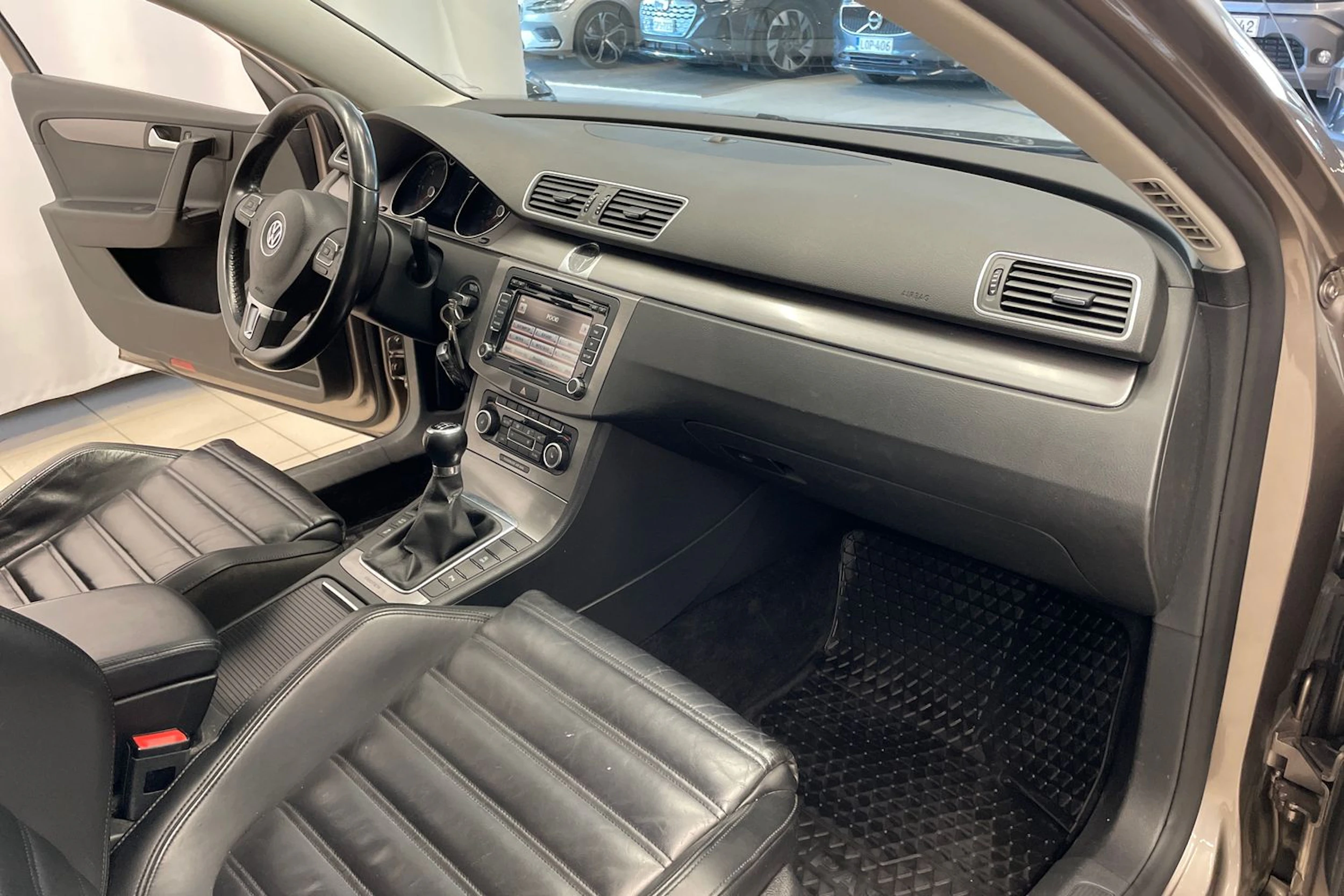 Ruskea (beige) Volkswagen Passat 2011 kuva 21.