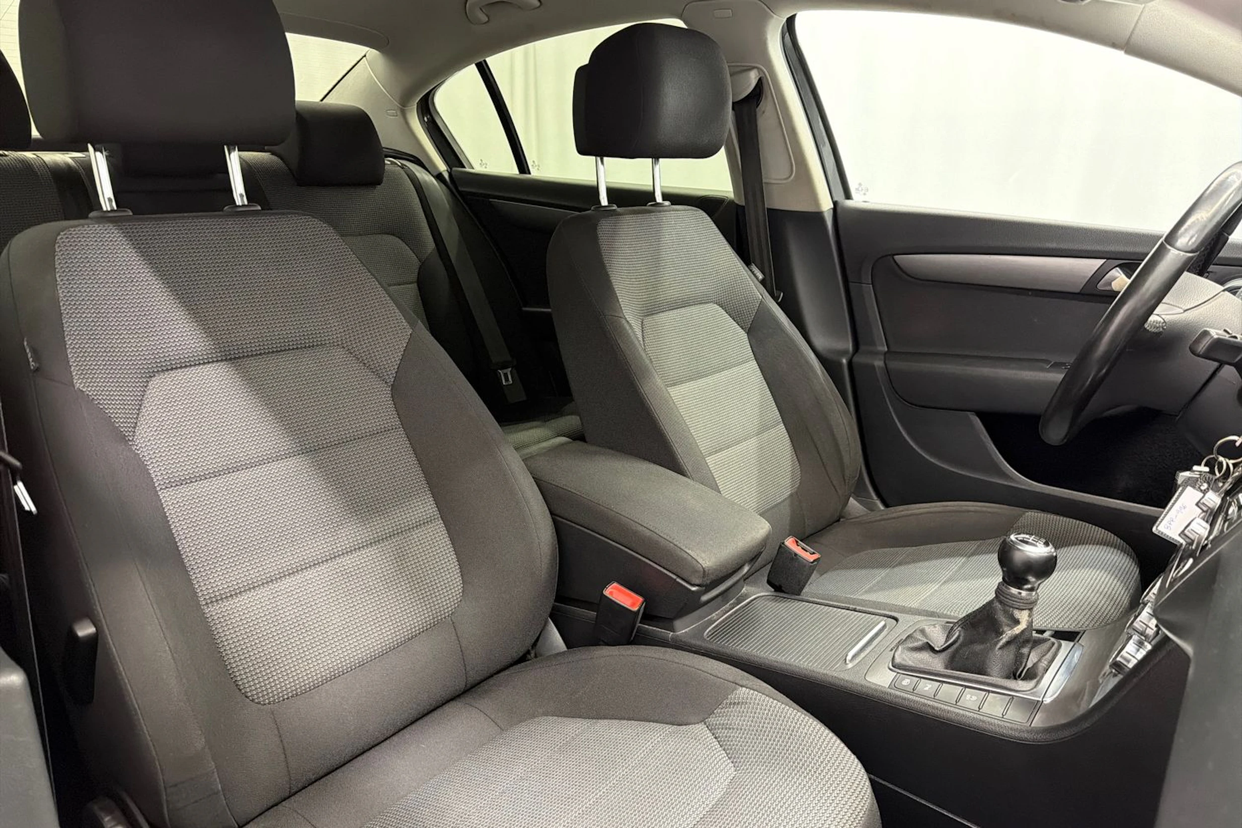 harmaa Volkswagen Passat 2012 kuva 11.