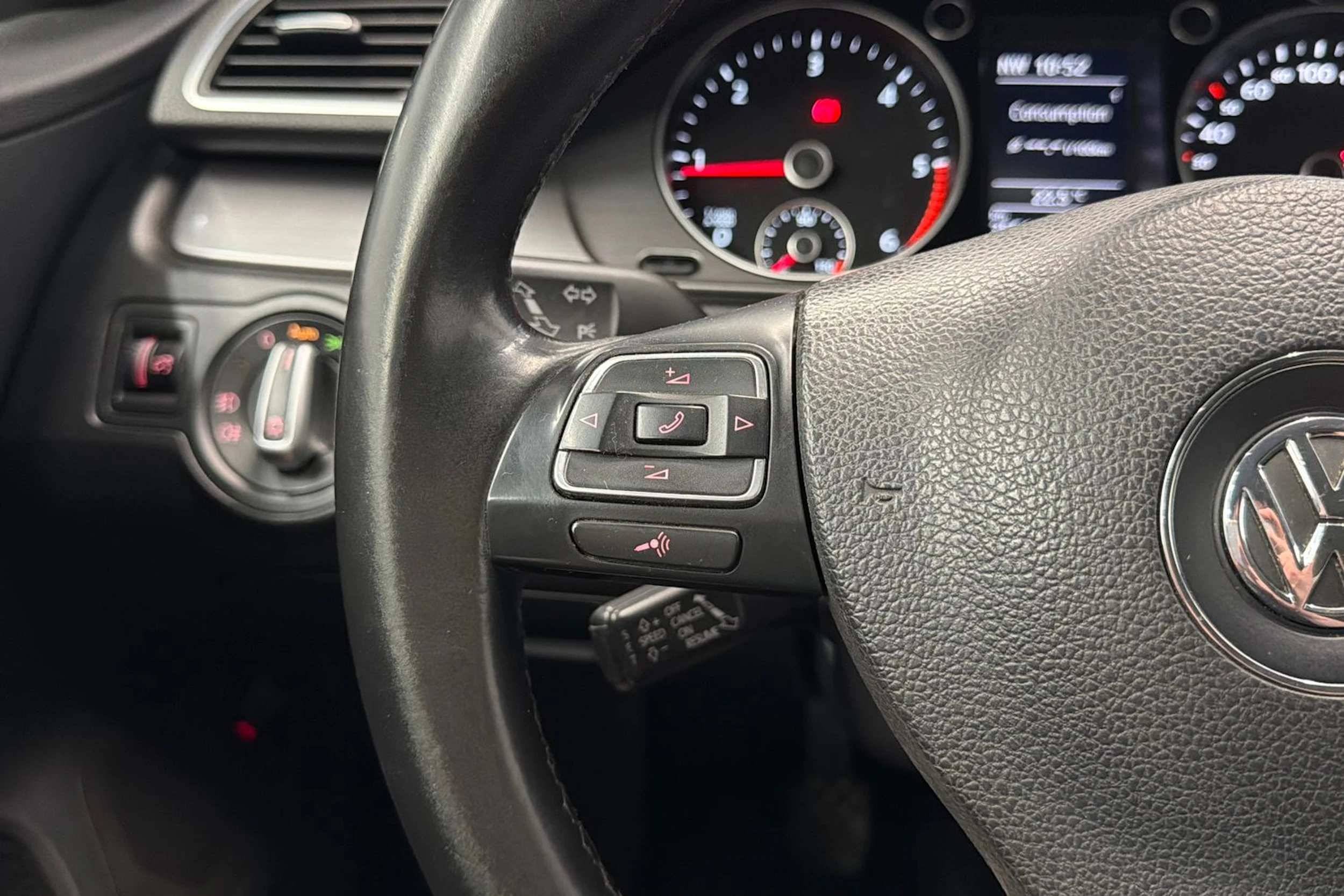 harmaa Volkswagen Passat 2012 kuva 16.