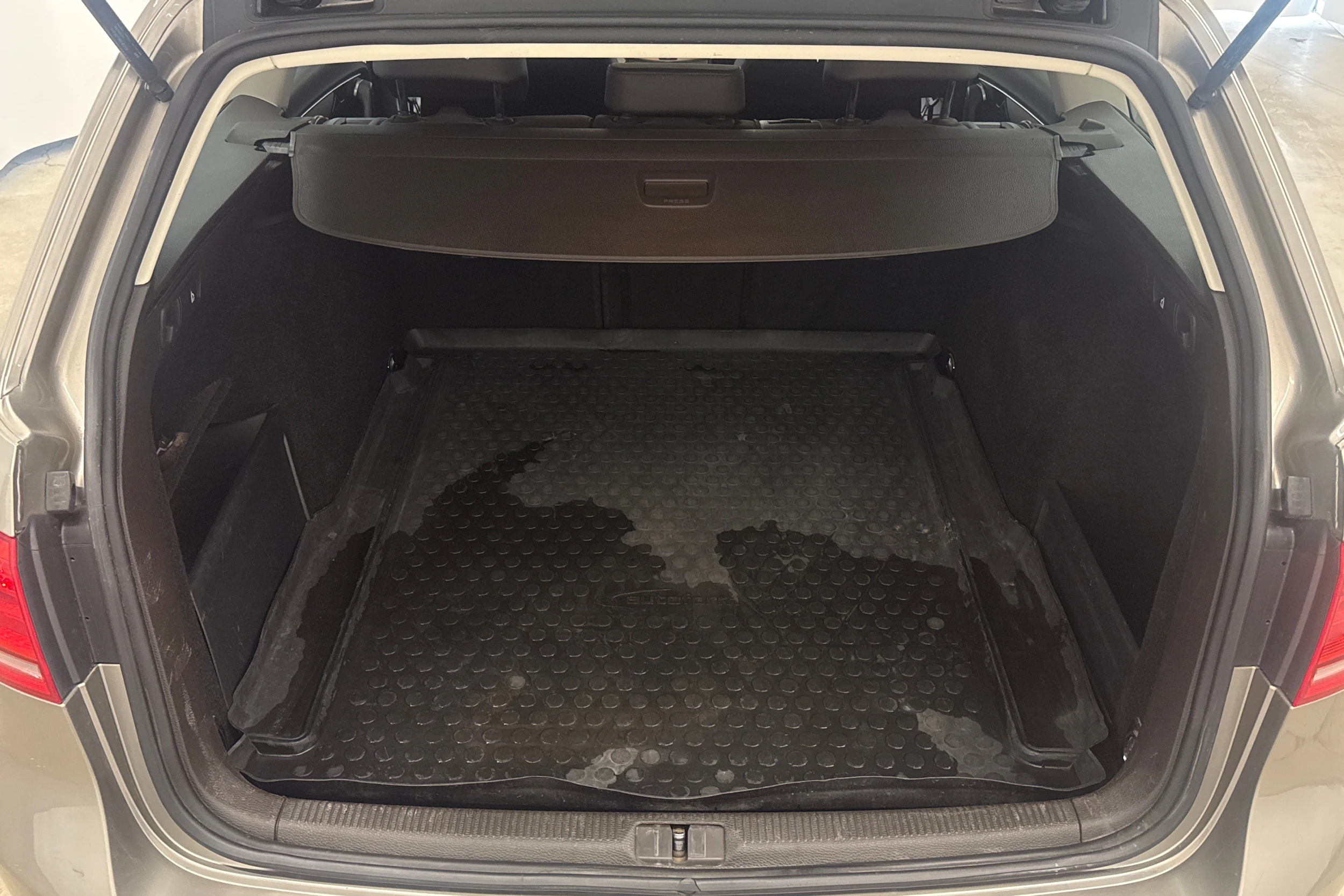 Ruskea (beige) Volkswagen PASSAT 2012 kuva 24.