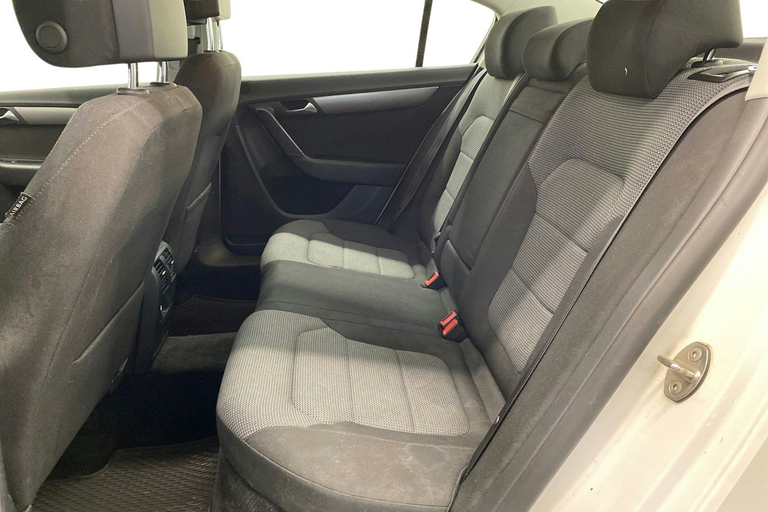 valkoinen Volkswagen Passat 2012 kuva 10.