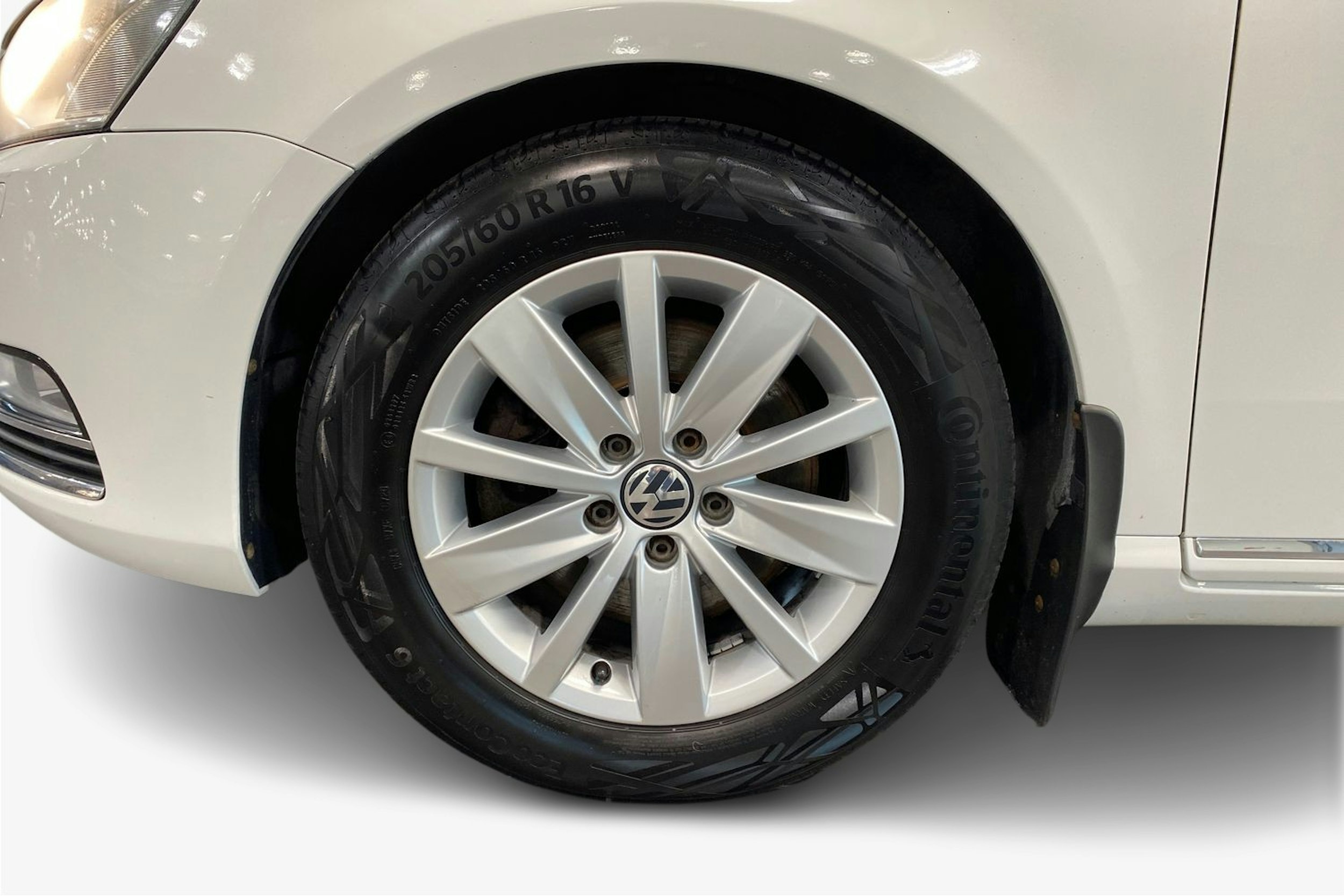 valkoinen Volkswagen Passat 2012 kuva 11.