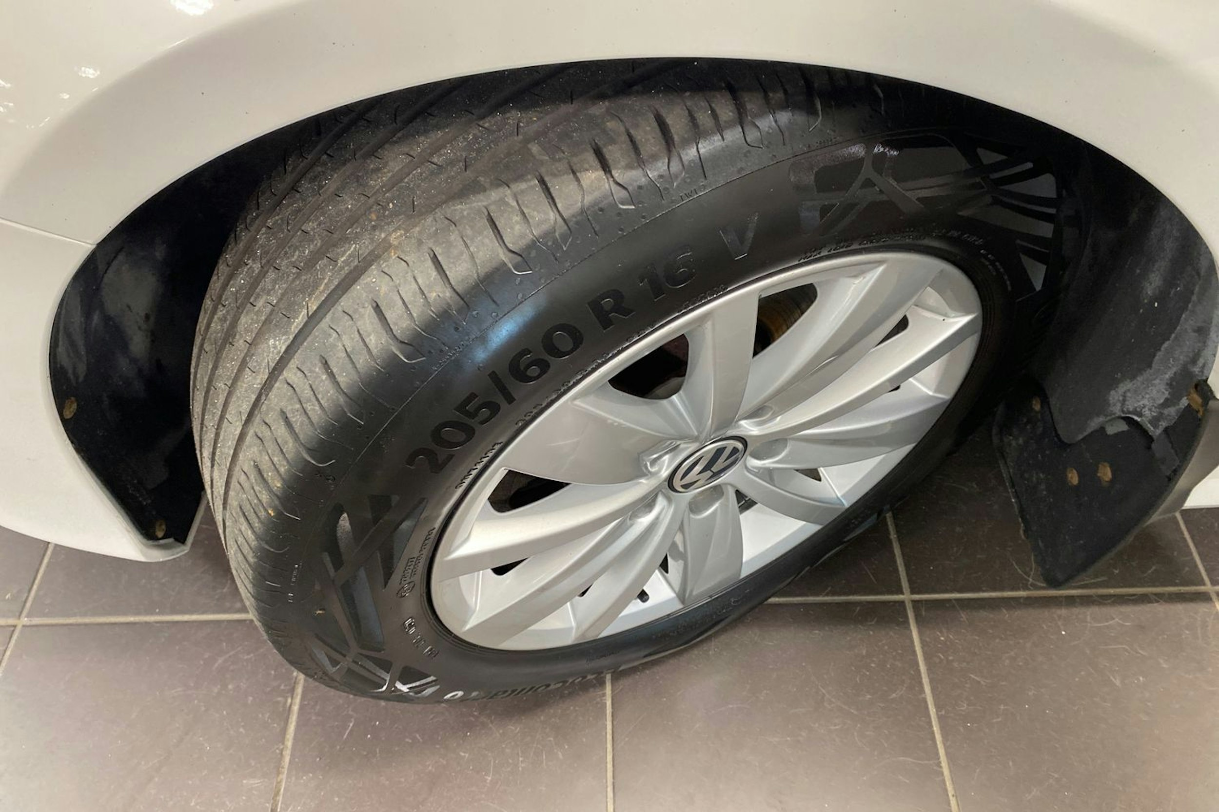 valkoinen Volkswagen Passat 2012 kuva 13.