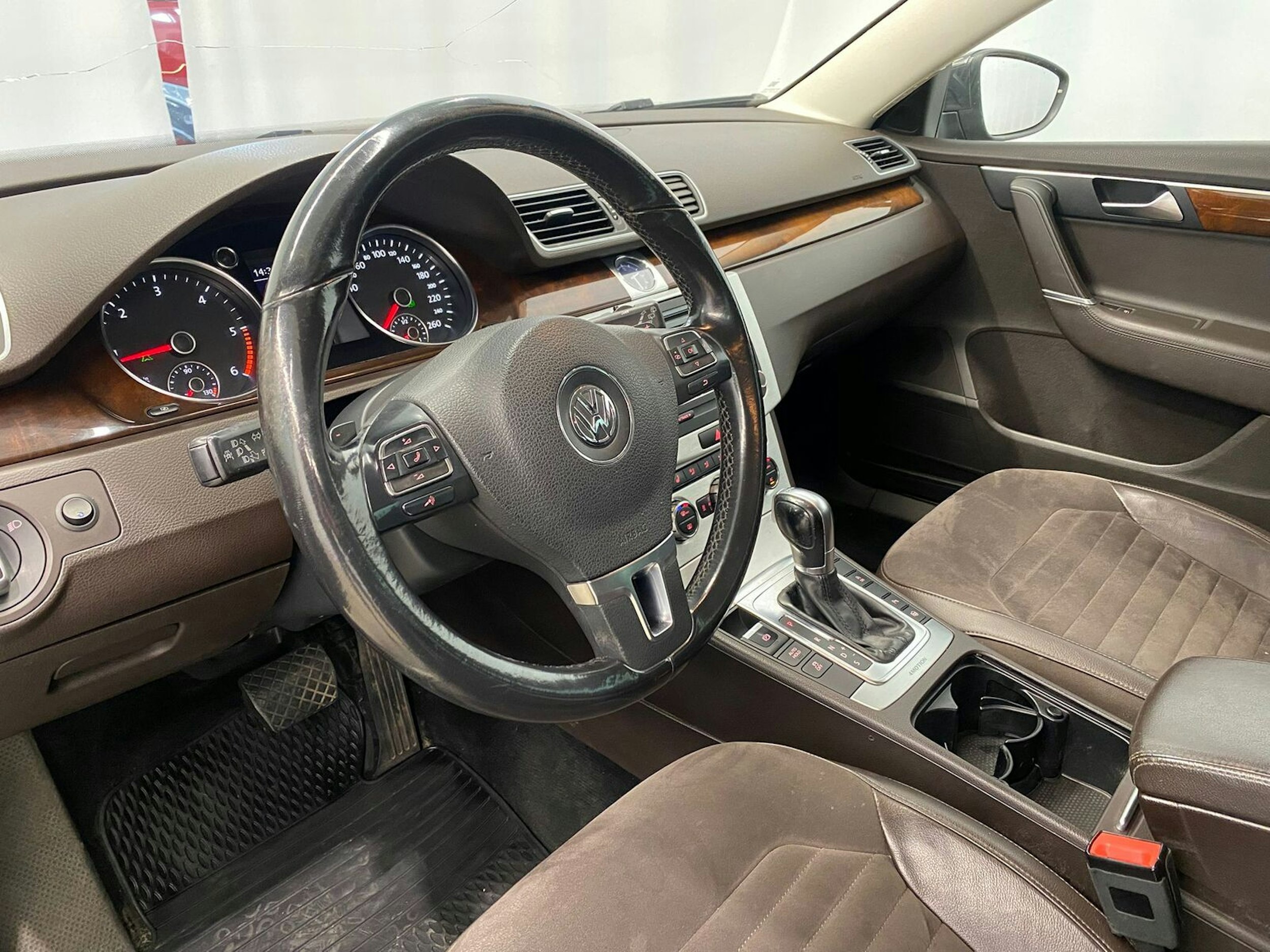 harmaa Volkswagen Passat 2012 kuva 6.