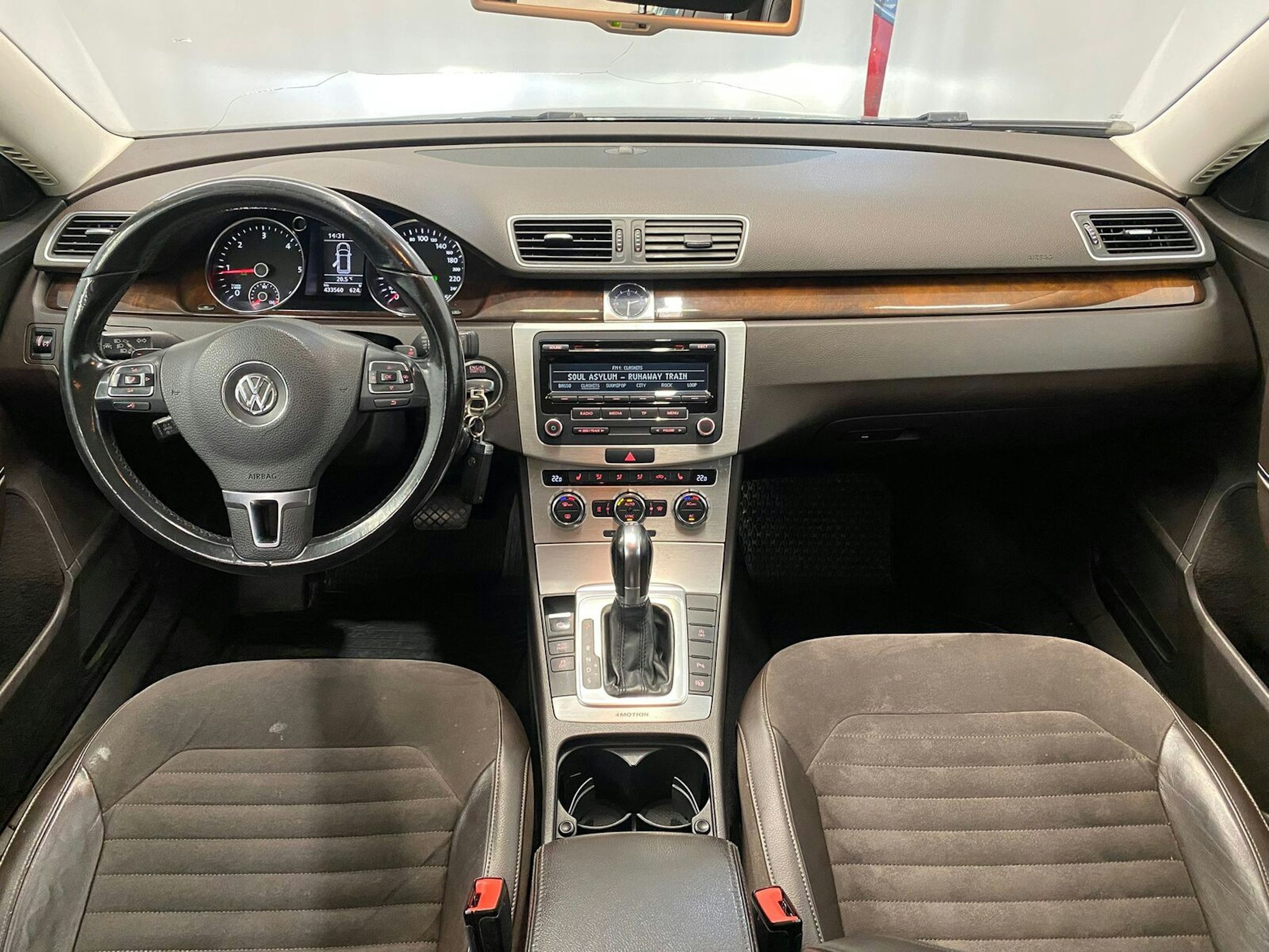 harmaa Volkswagen Passat 2012 kuva 7.