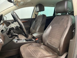 harmaa Volkswagen Passat 2012 kuva 9.