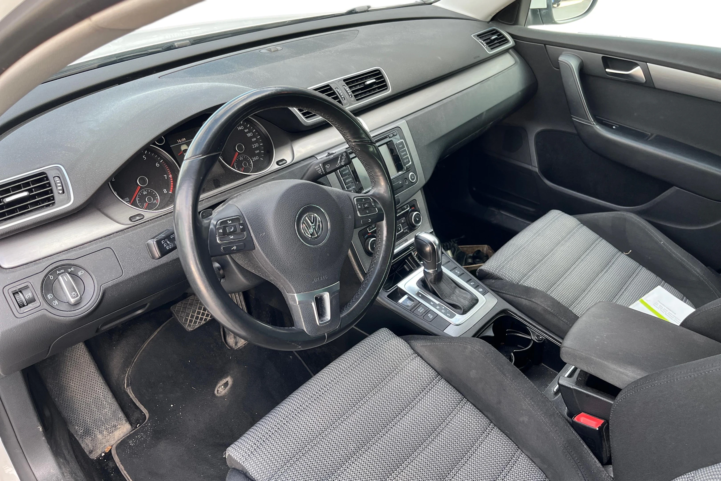 Valkoinen Volkswagen PASSAT 2012 kuva 6.