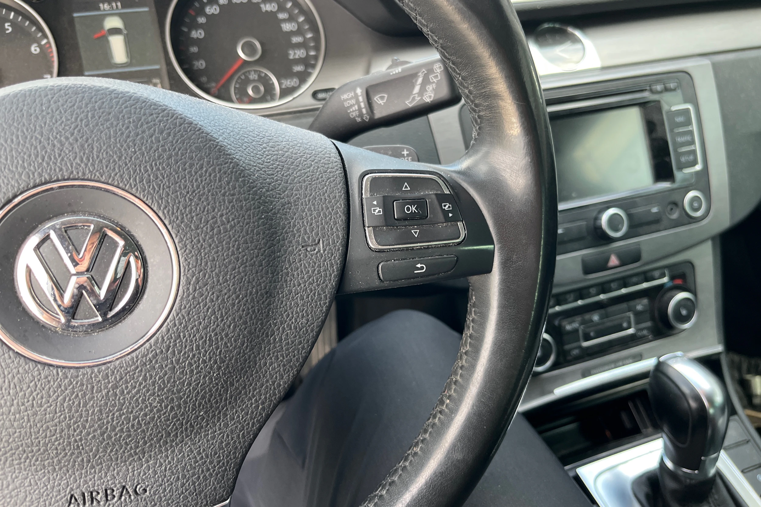Valkoinen Volkswagen PASSAT 2012 kuva 15.