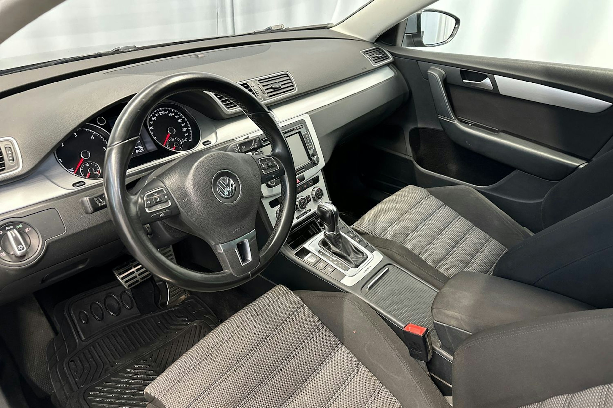 ruskea (beige) Volkswagen Passat 2012 kuva 6.