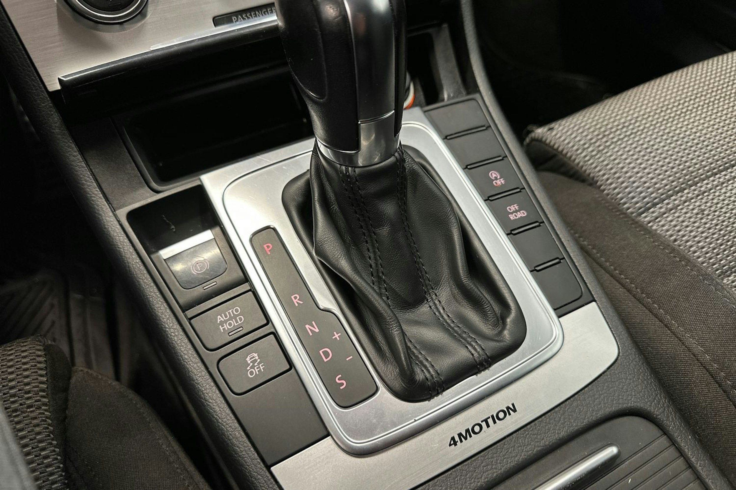 ruskea (beige) Volkswagen Passat 2012 kuva 16.