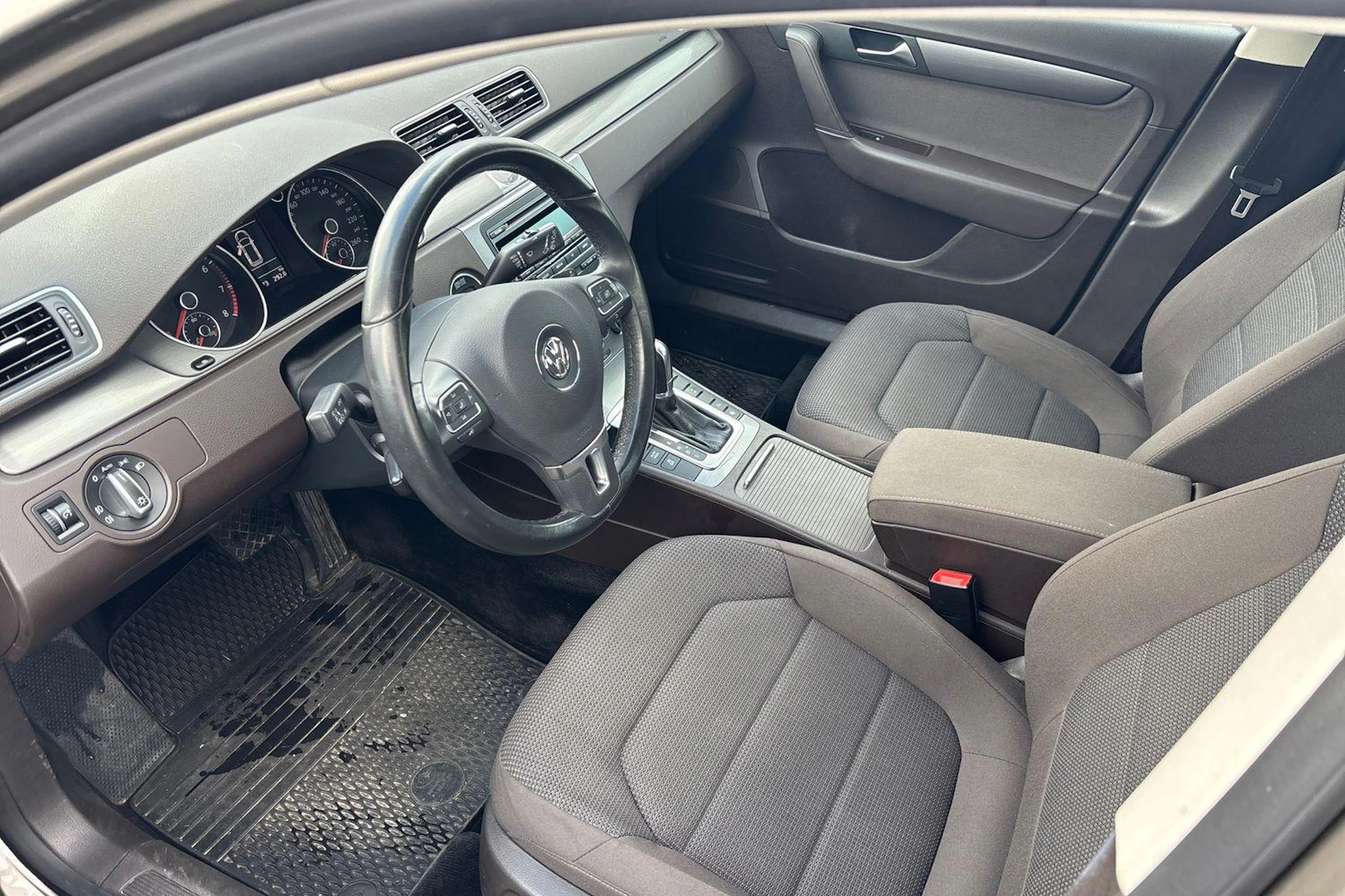 Ruskea (beige) Volkswagen PASSAT 2012 kuva 3.