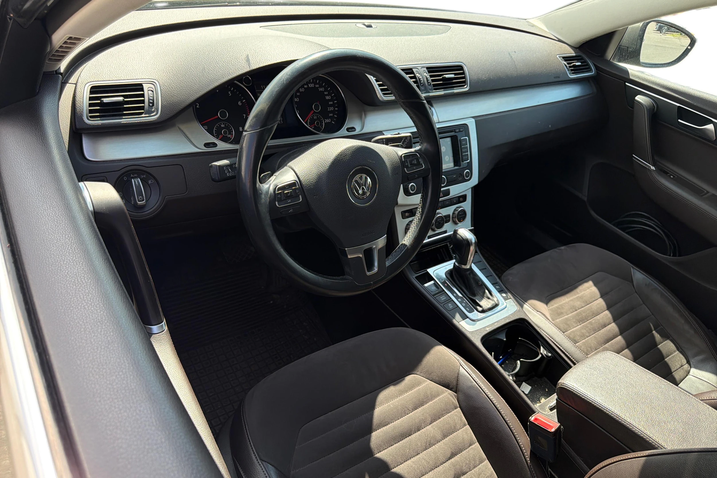 Ruskea (beige) Volkswagen PASSAT 2012 kuva 3.