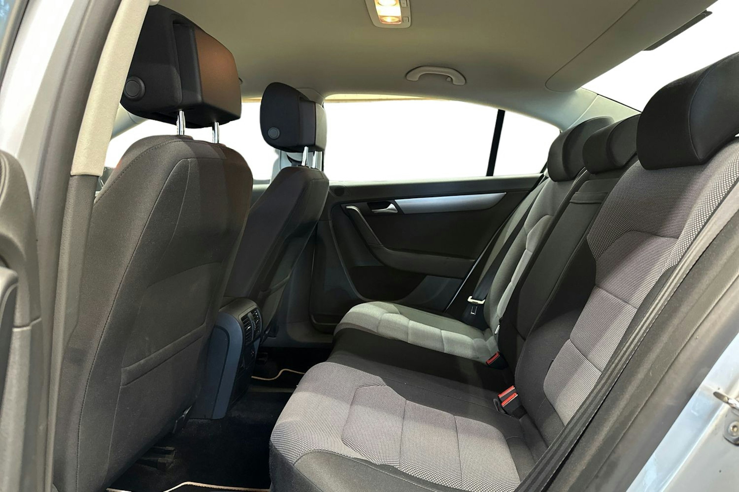 harmaa Volkswagen Passat 2012 kuva 10.