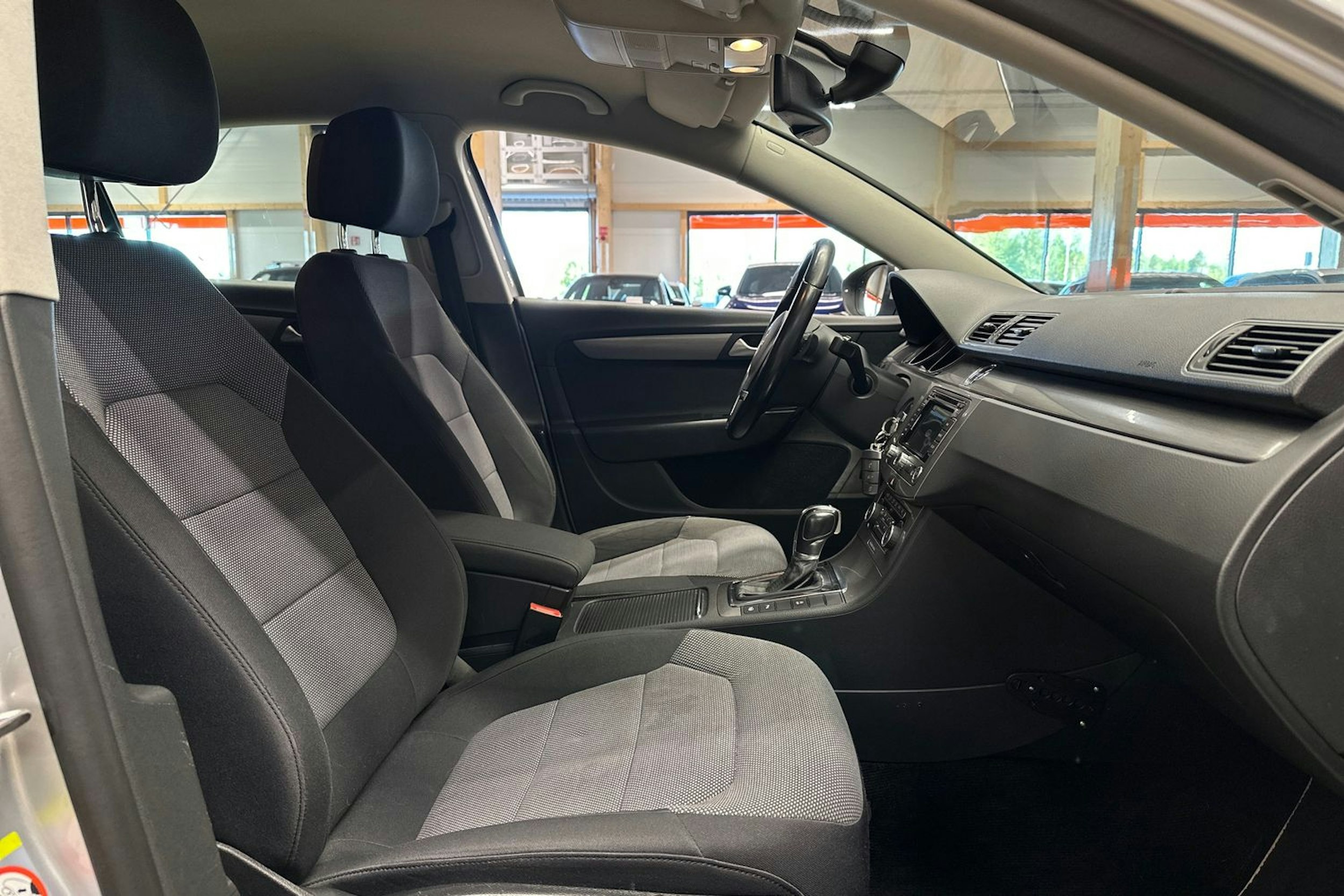 harmaa Volkswagen Passat 2012 kuva 15.