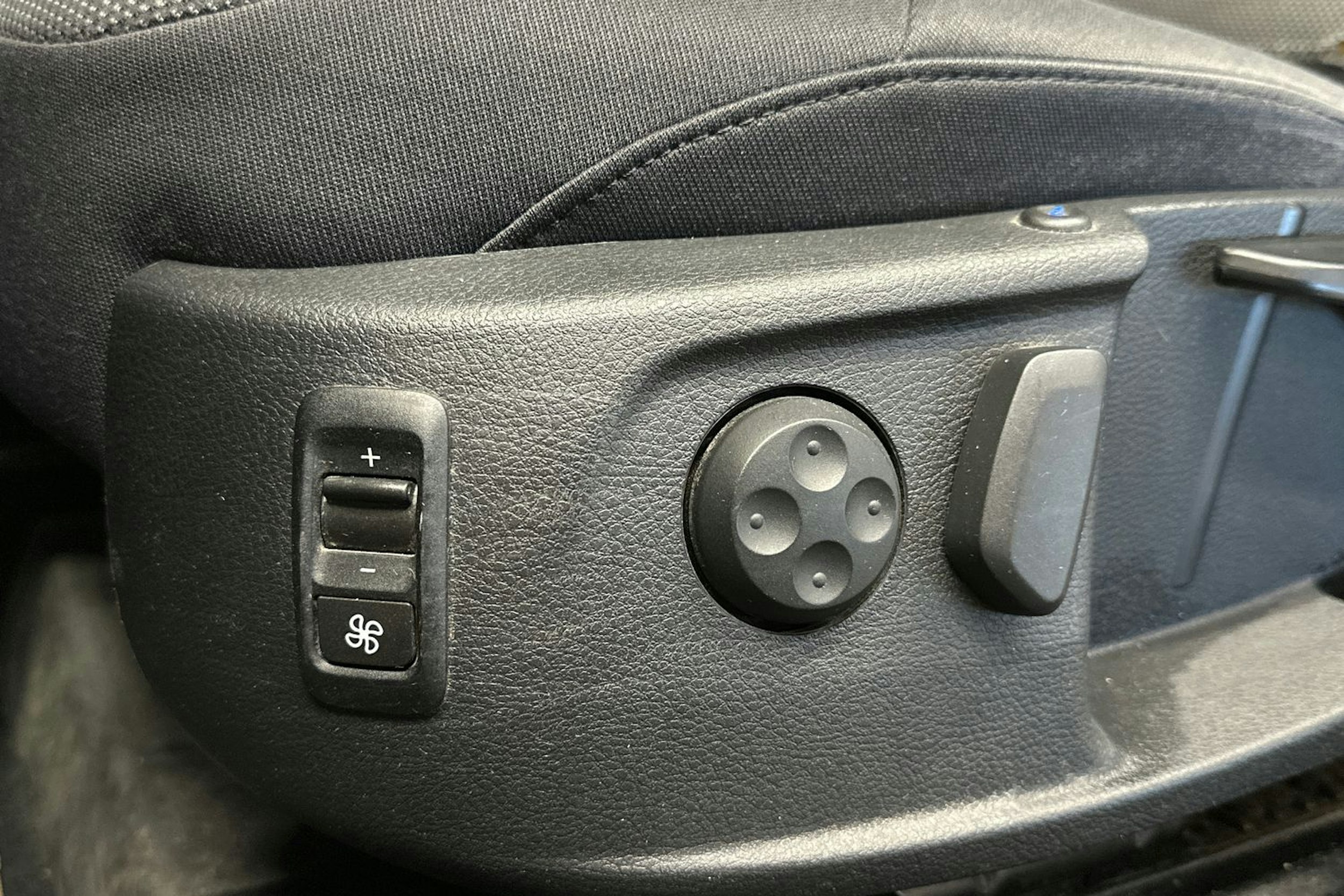 harmaa Volkswagen Passat 2012 kuva 20.
