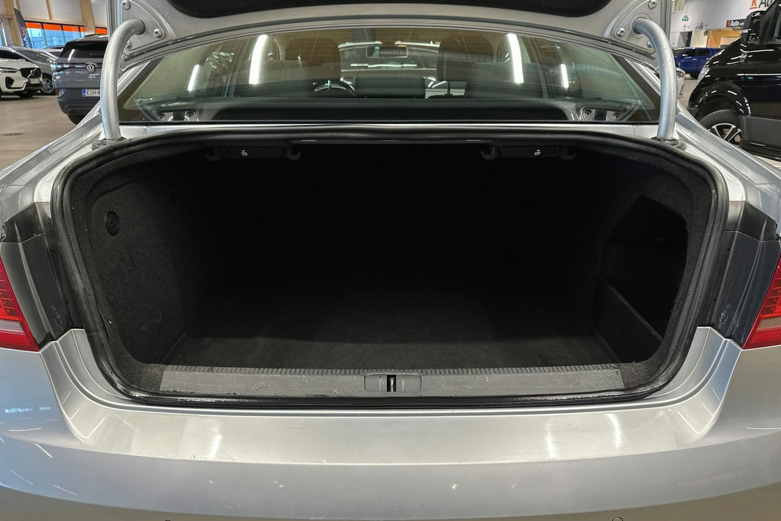 harmaa Volkswagen Passat 2012 kuva 36.