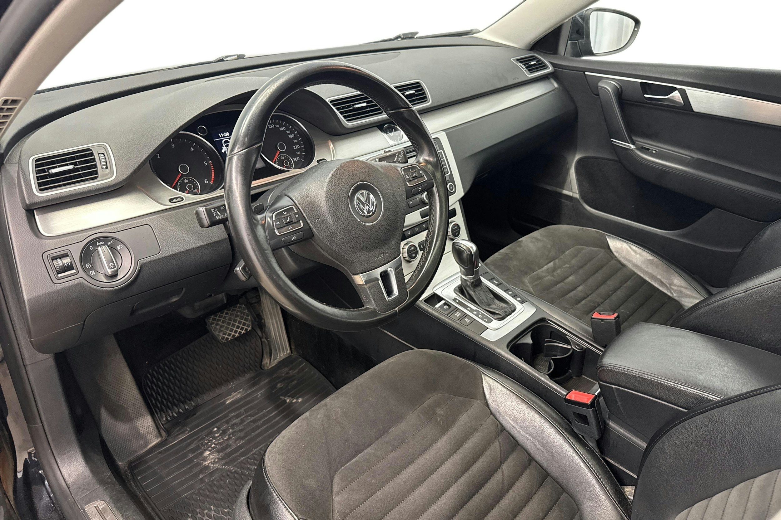 musta Volkswagen Passat 2012 kuva 6.