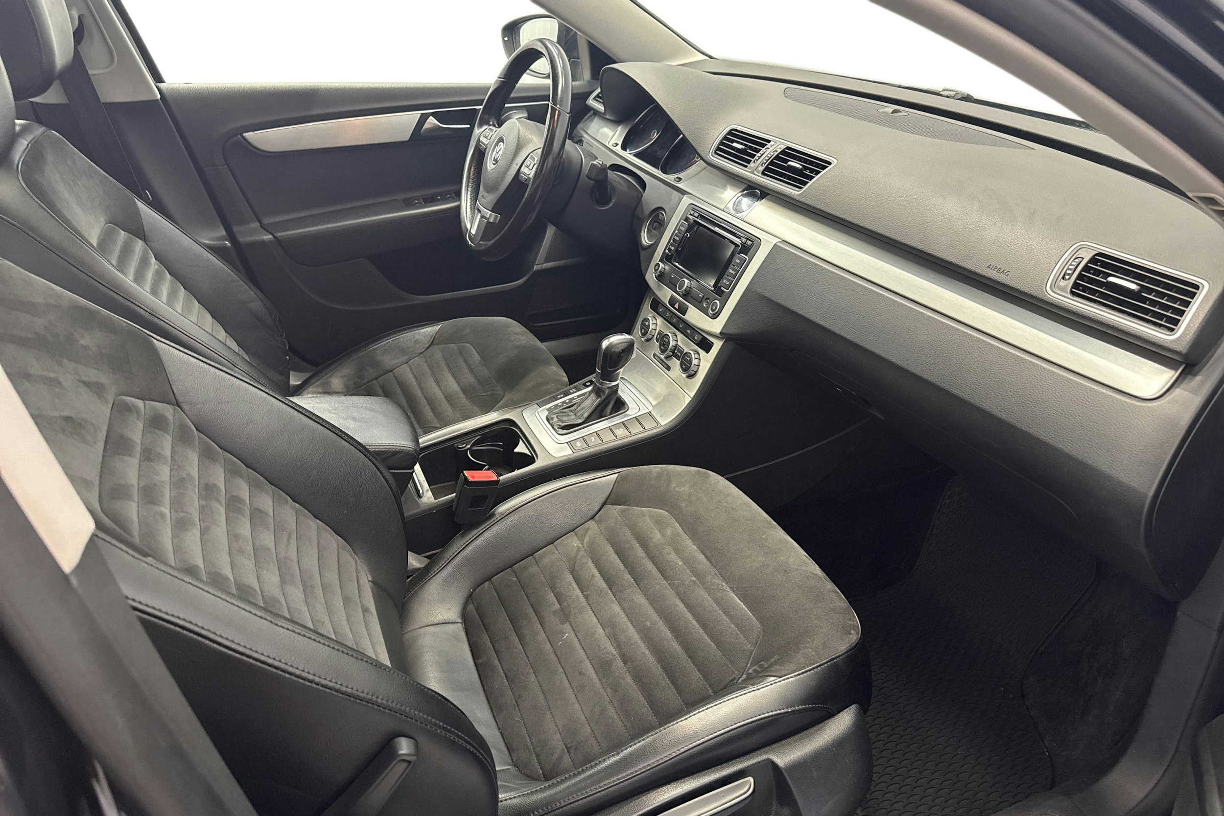 musta Volkswagen Passat 2012 kuva 7.