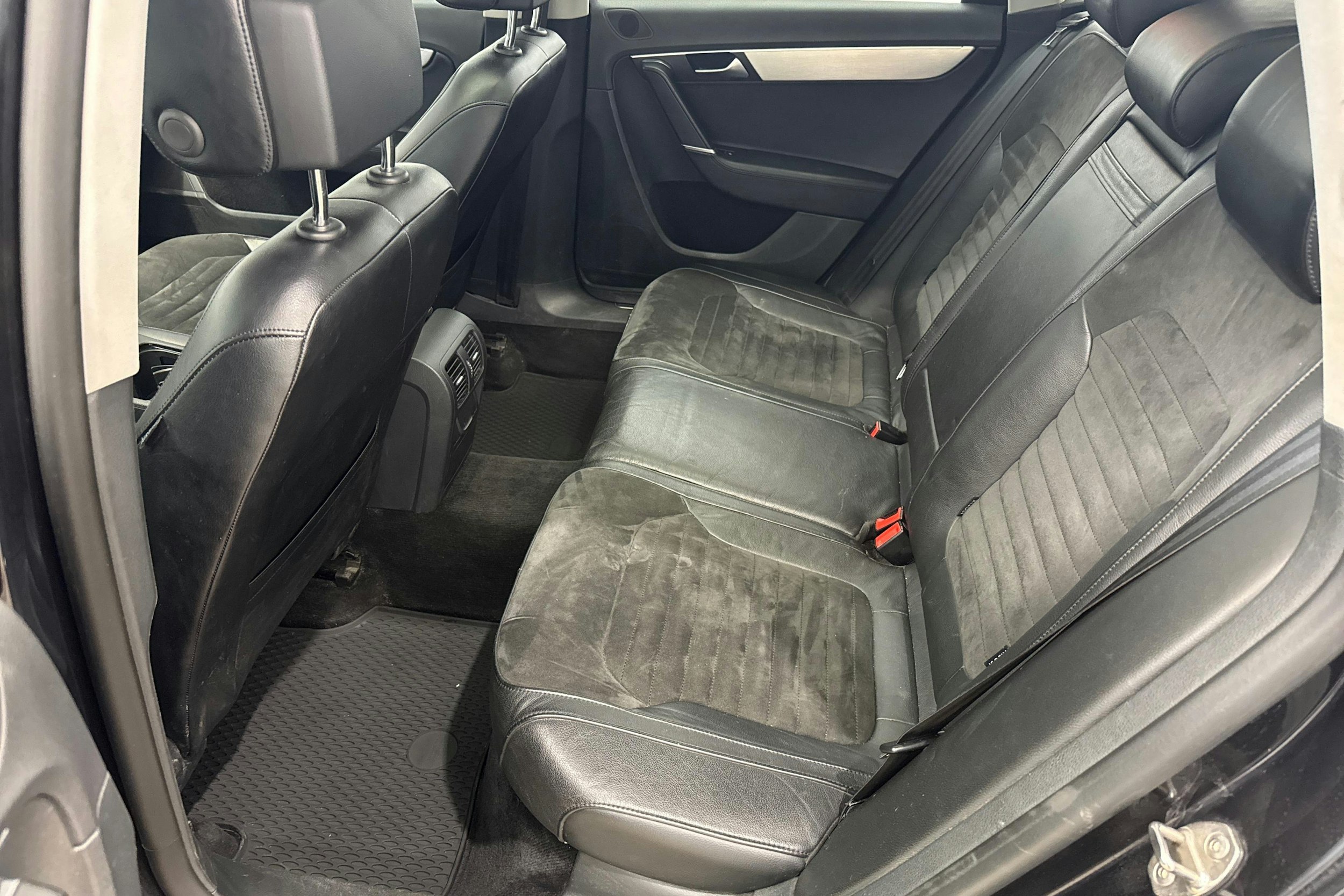 musta Volkswagen Passat 2012 kuva 8.