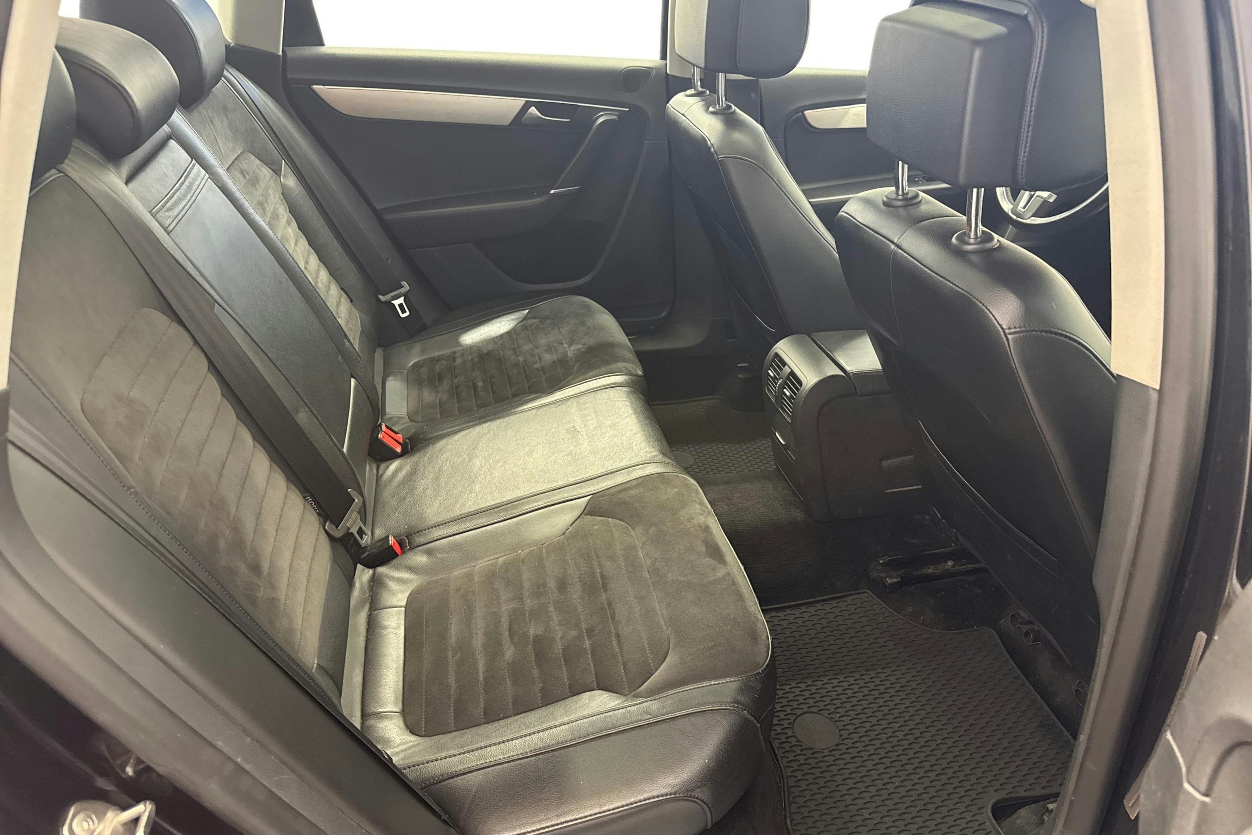 musta Volkswagen Passat 2012 kuva 9.