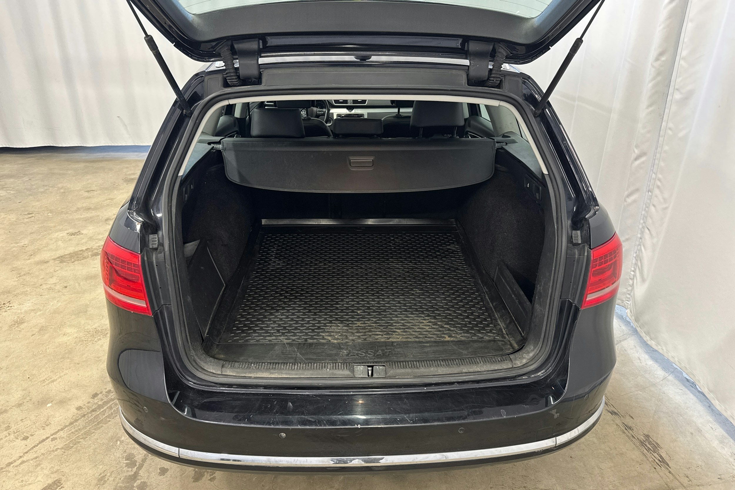 musta Volkswagen Passat 2012 kuva 10.