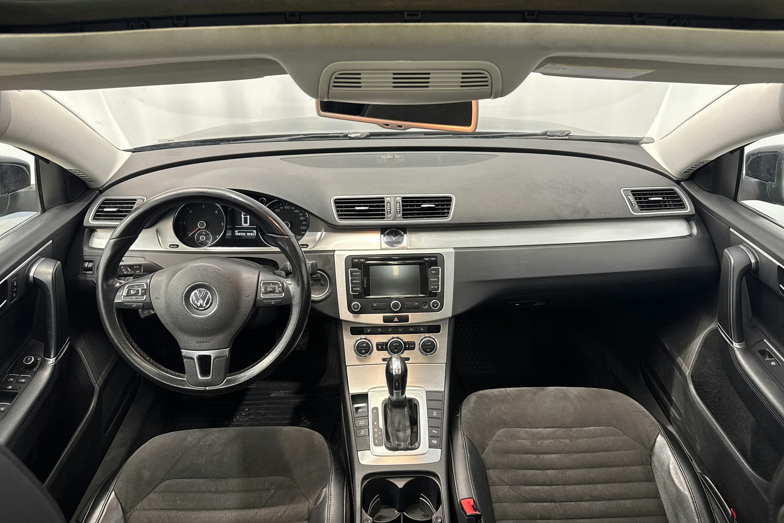 musta Volkswagen Passat 2012 kuva 11.