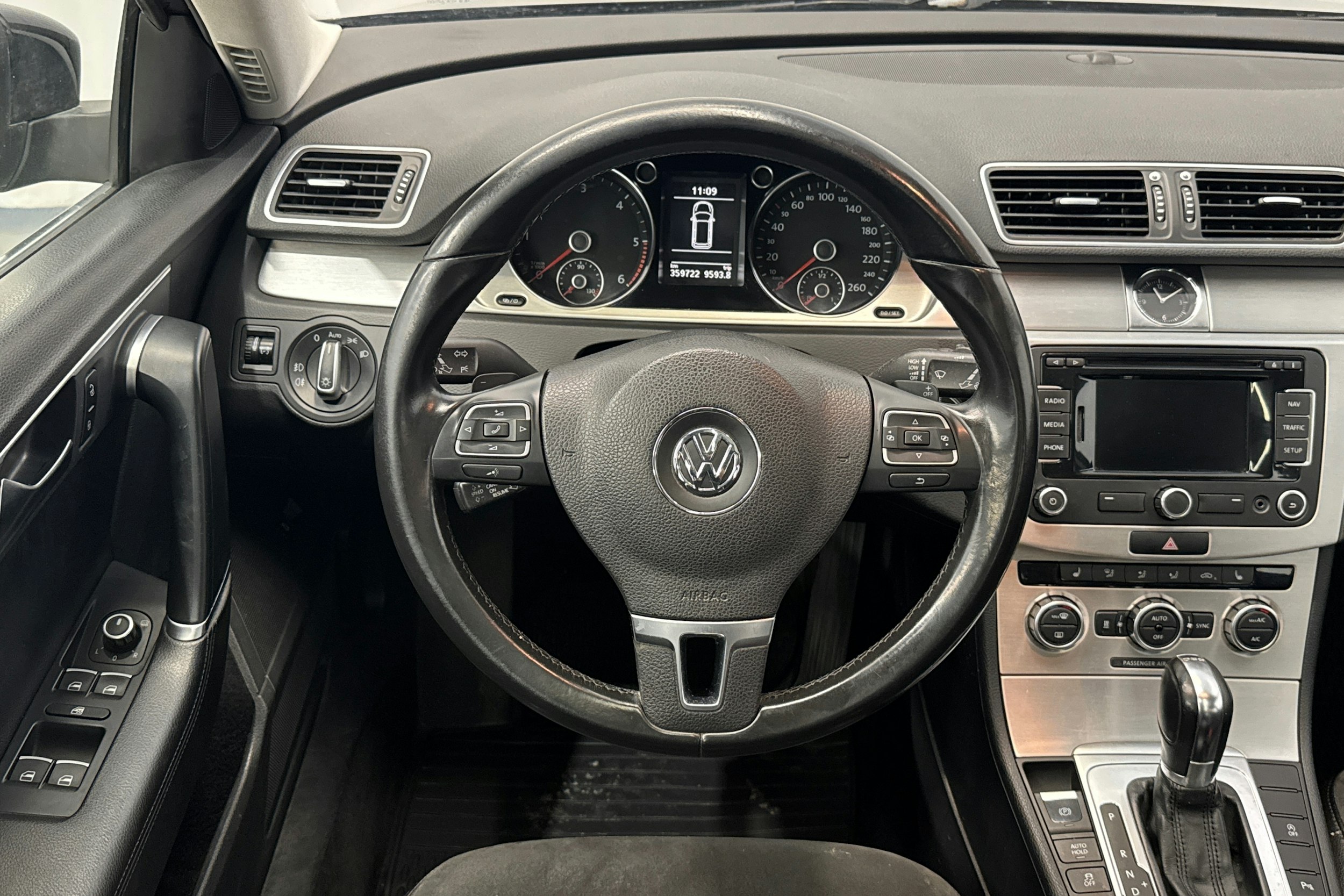 musta Volkswagen Passat 2012 kuva 12.