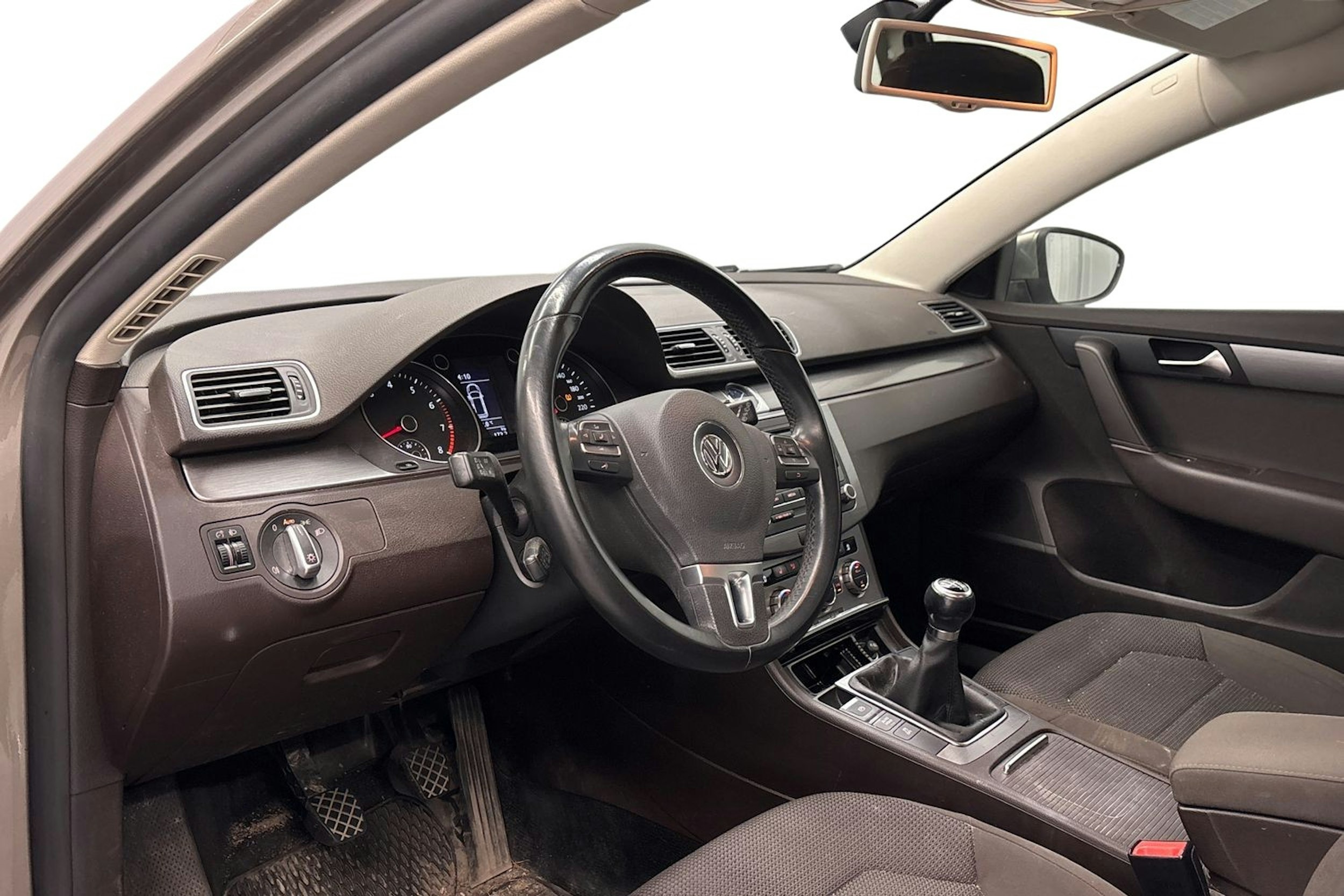 ruskea (beige) Volkswagen Passat 2012 kuva 6.