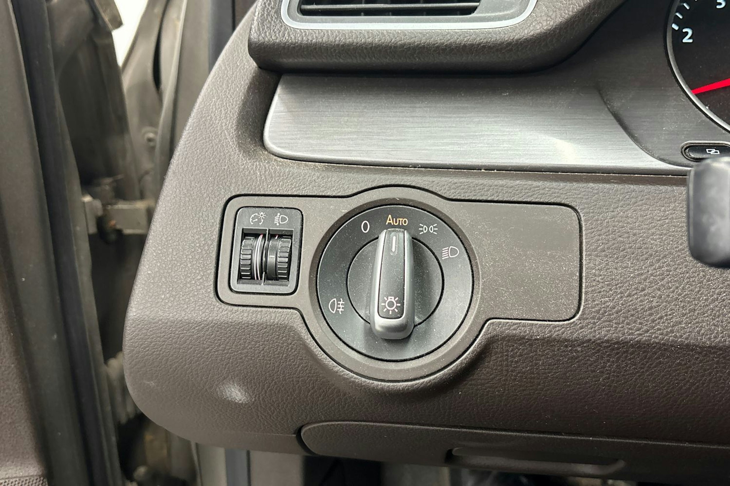 ruskea (beige) Volkswagen Passat 2012 kuva 17.