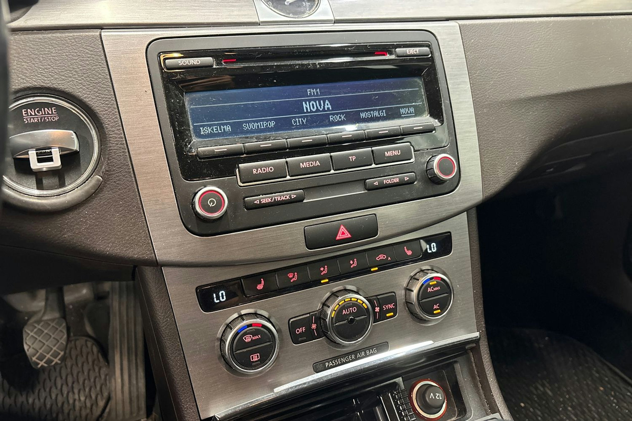 ruskea (beige) Volkswagen Passat 2012 kuva 21.